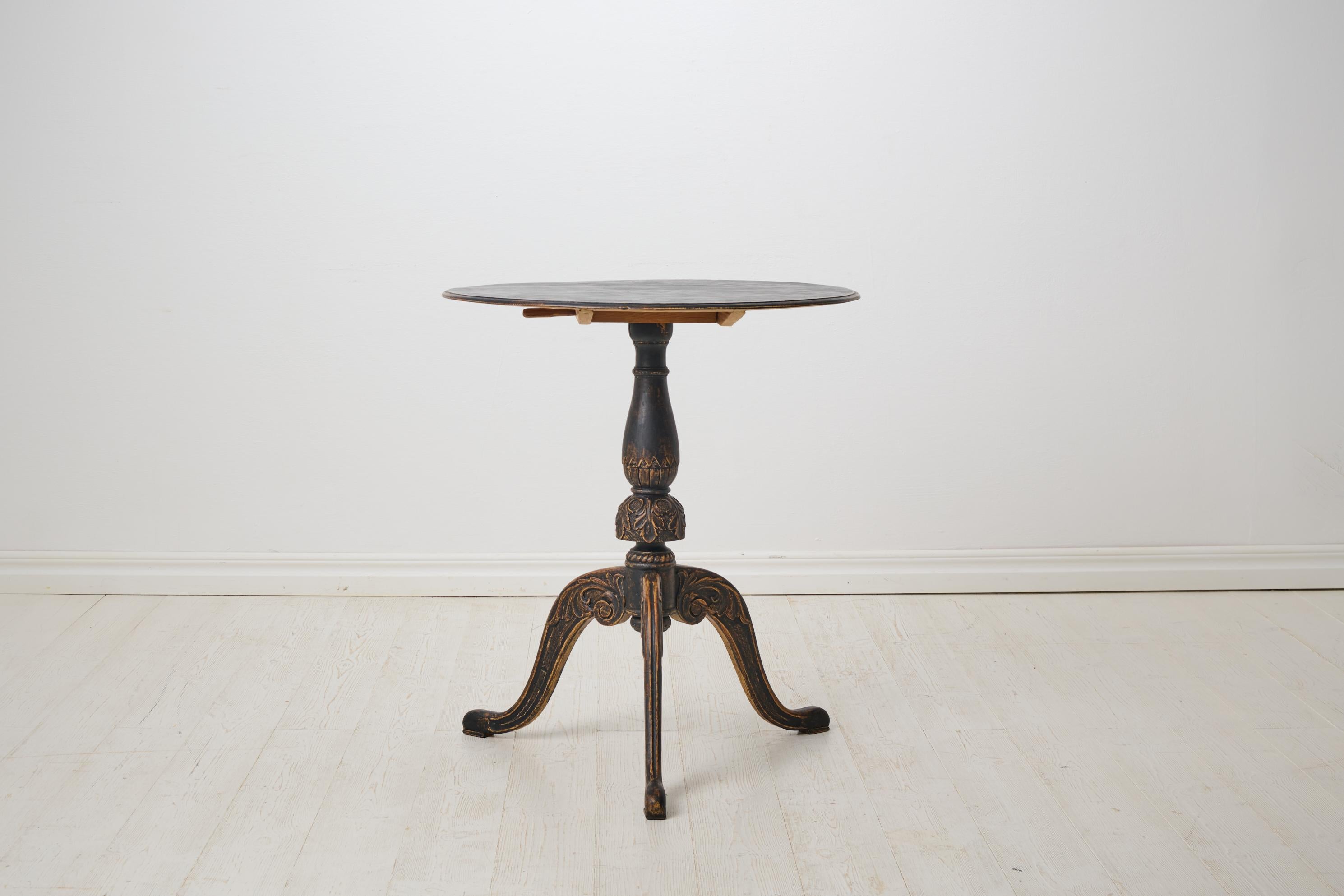 Ancienne table basculante suédoise décorative, plateau rond et décor sculpté à la main Bon état - En vente à Kramfors, SE