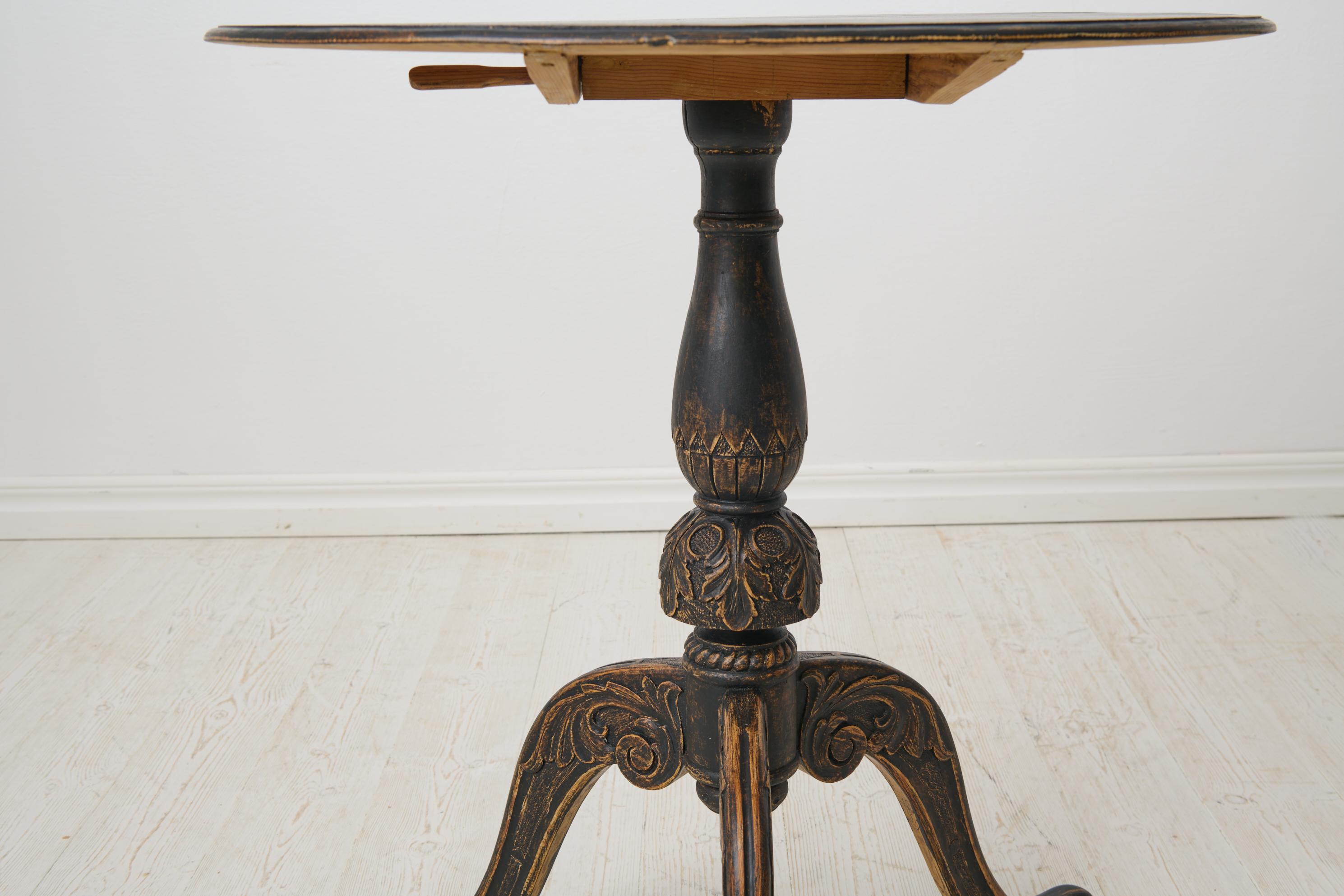 XIXe siècle Ancienne table basculante suédoise décorative, plateau rond et décor sculpté à la main en vente