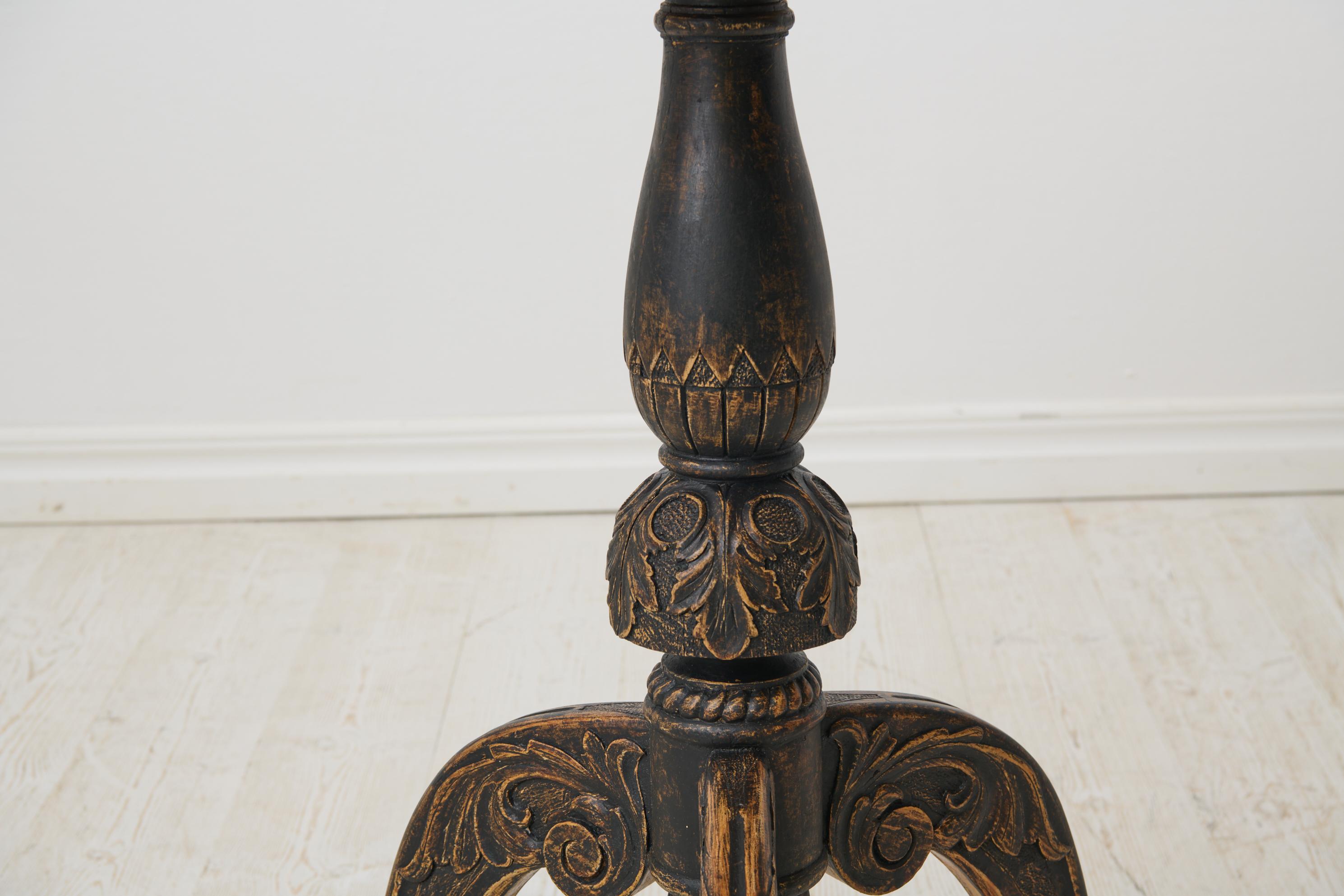 Pin Ancienne table basculante suédoise décorative, plateau rond et décor sculpté à la main en vente