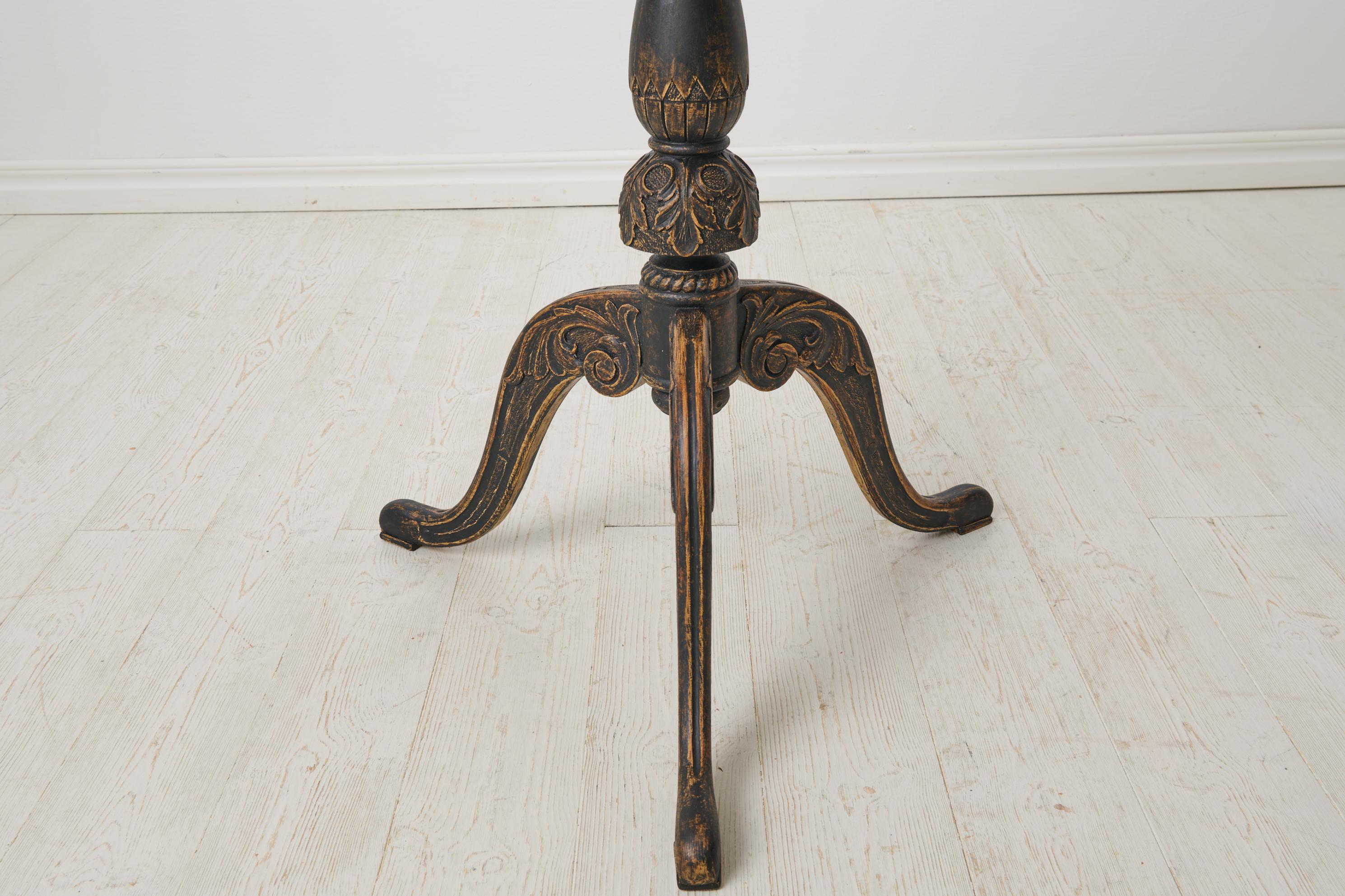 Ancienne table basculante suédoise décorative, plateau rond et décor sculpté à la main en vente 1