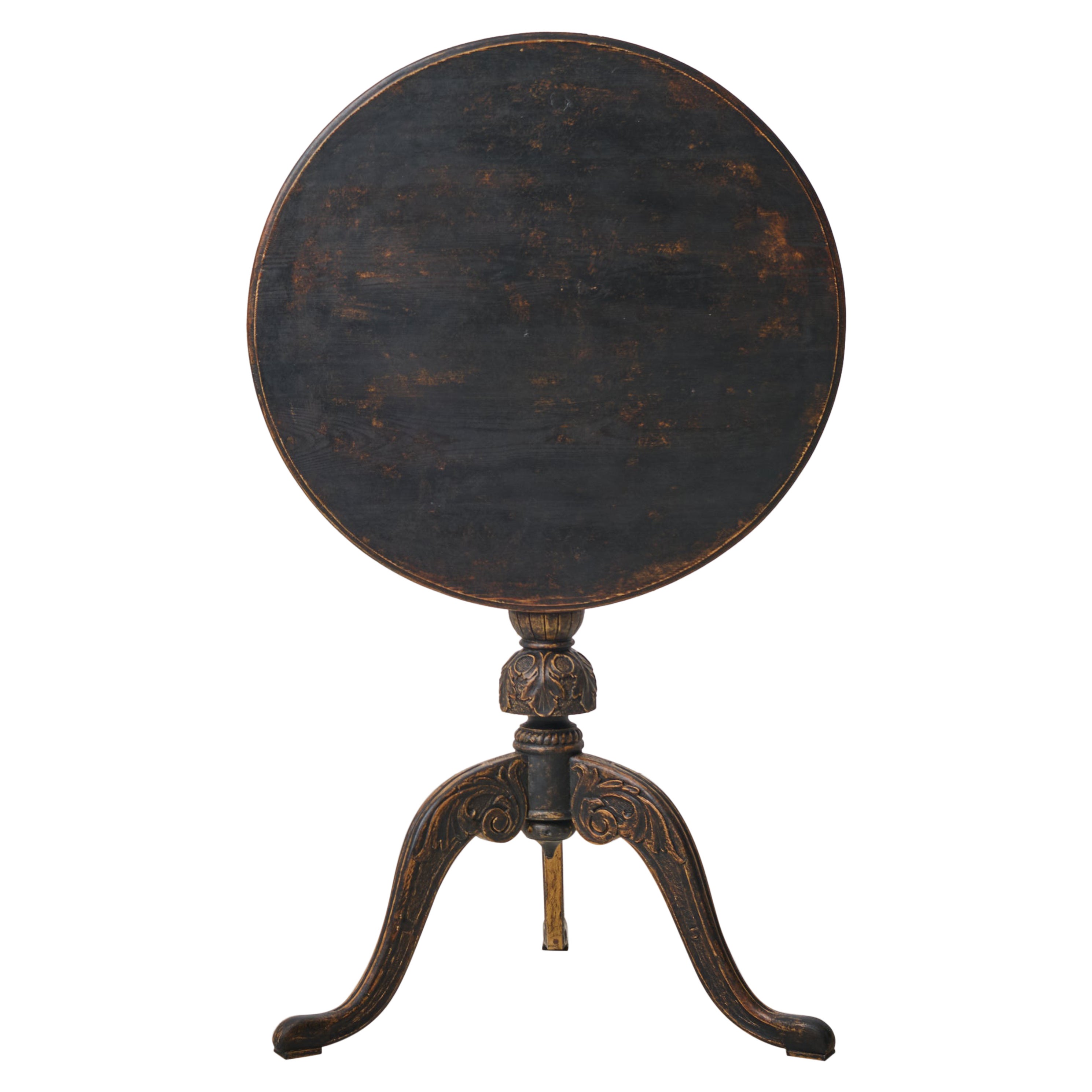 Ancienne table basculante suédoise décorative, plateau rond et décor sculpté à la main en vente