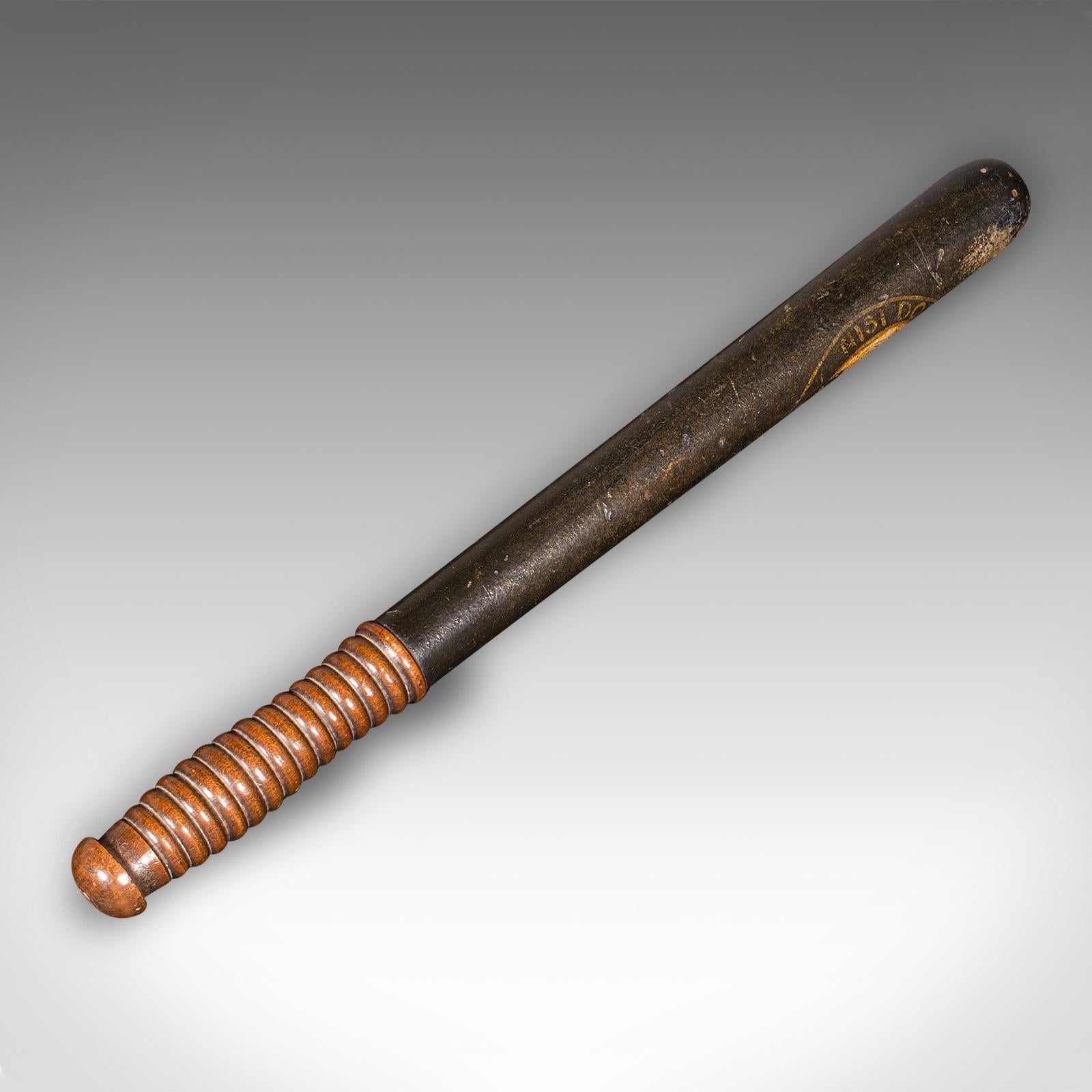 Se trata de una porra decorativa antigua. Bastón de policía escocés de Edimburgo, de haya, con detalles pintados a mano, de la época victoriana, hacia 1850.

Porra decorativa fascinante, probablemente llevada por un sargento
Muestra una deseable