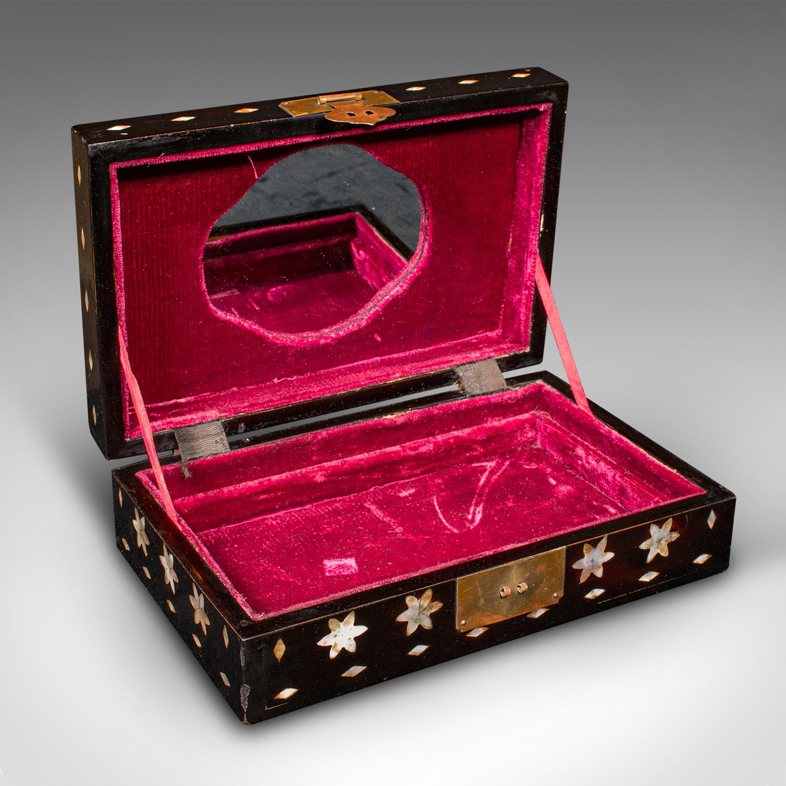 Il s'agit d'un ancien vanity case décoratif. Boîte japonaise à couvercle en laque et nacre, datant de la fin de la période victorienne, vers 1900.

Un exemple très distinctif du goût du japanage avec une finition qui attire l'attention
Présente une