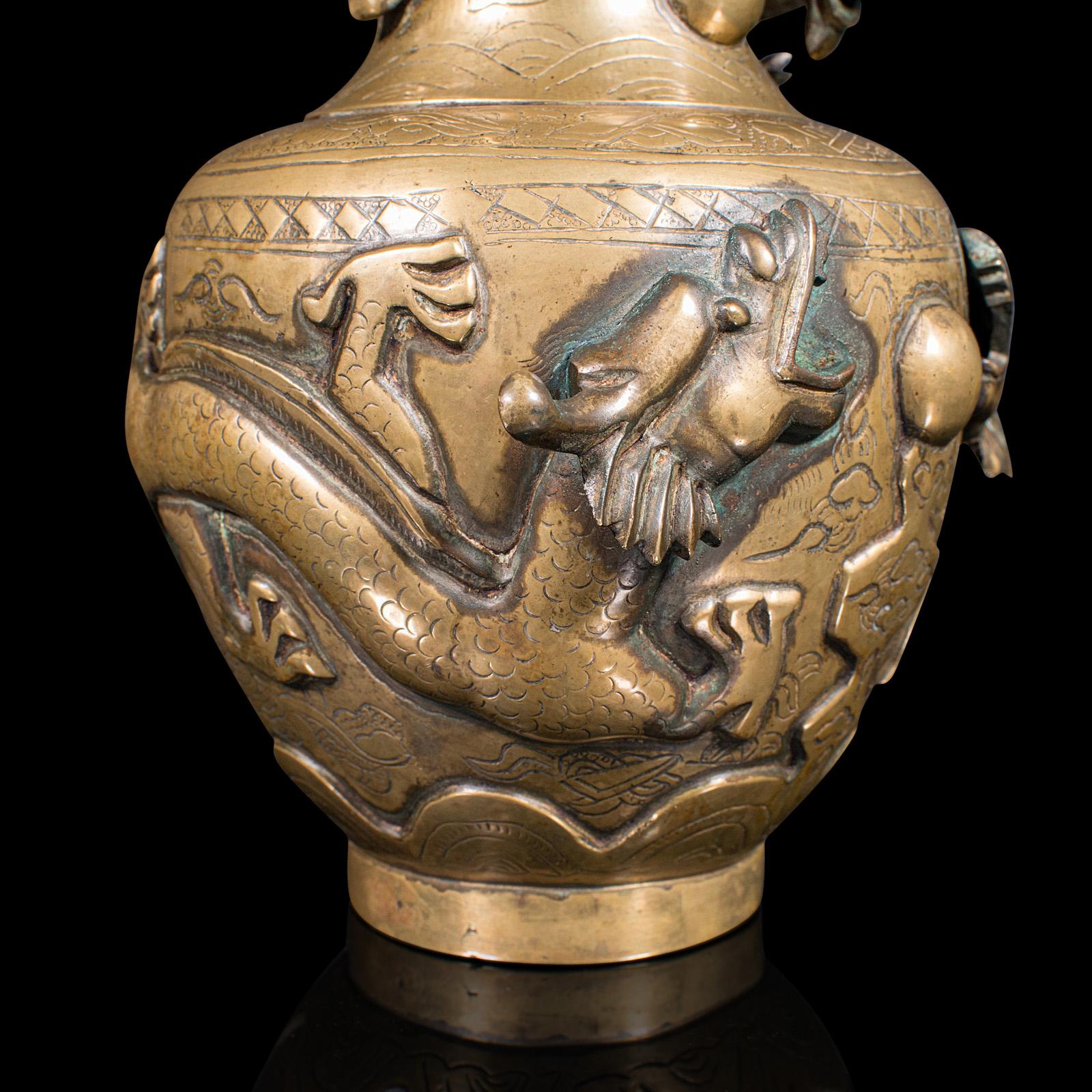 Vase décoratif chinois ancien en laiton, urne à fleurs et motif de dragon, victorien en vente 3