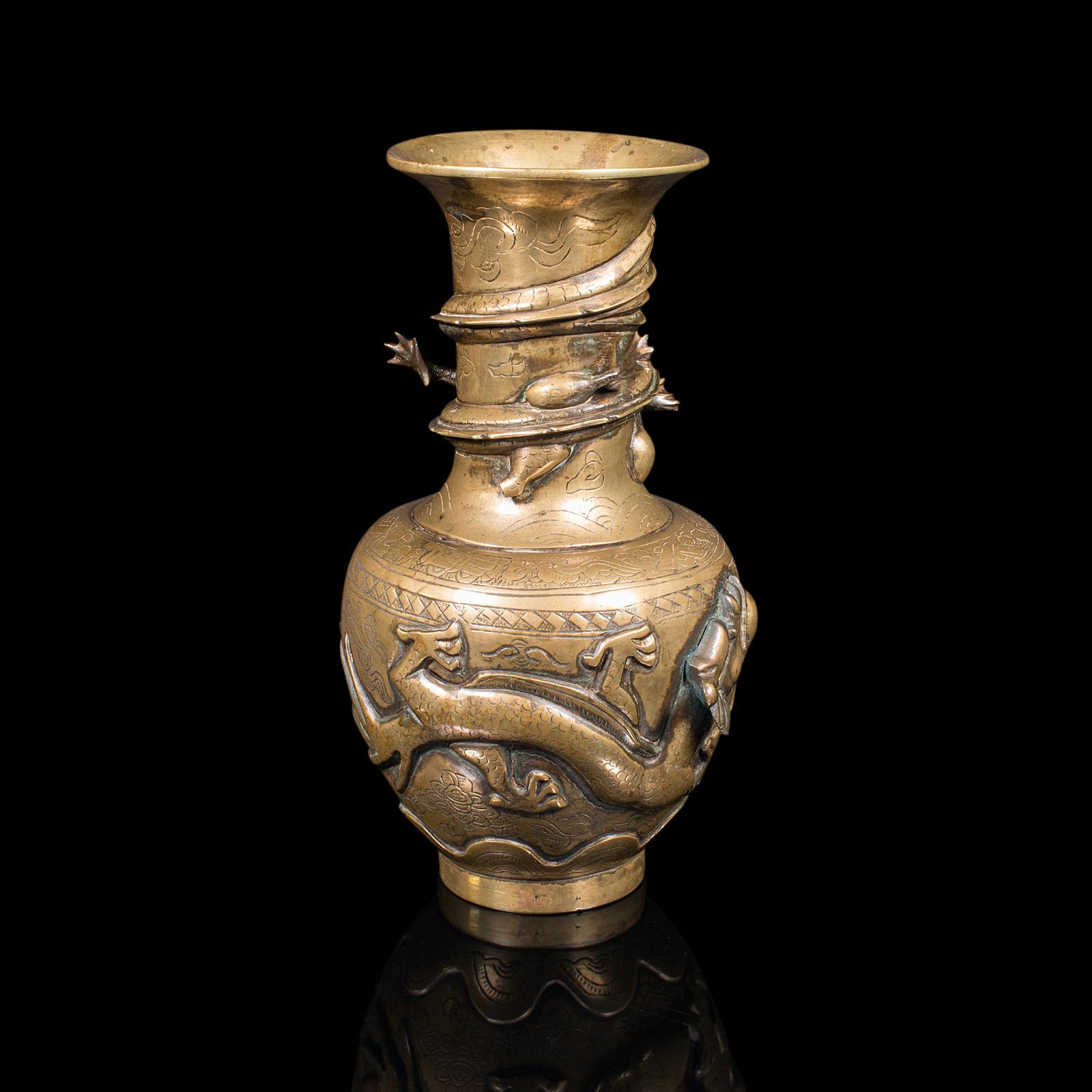 Antike dekorative Vase, chinesisch, Messing, Blumenurne, Drachenmotiv, viktorianisch (Spätviktorianisch) im Angebot