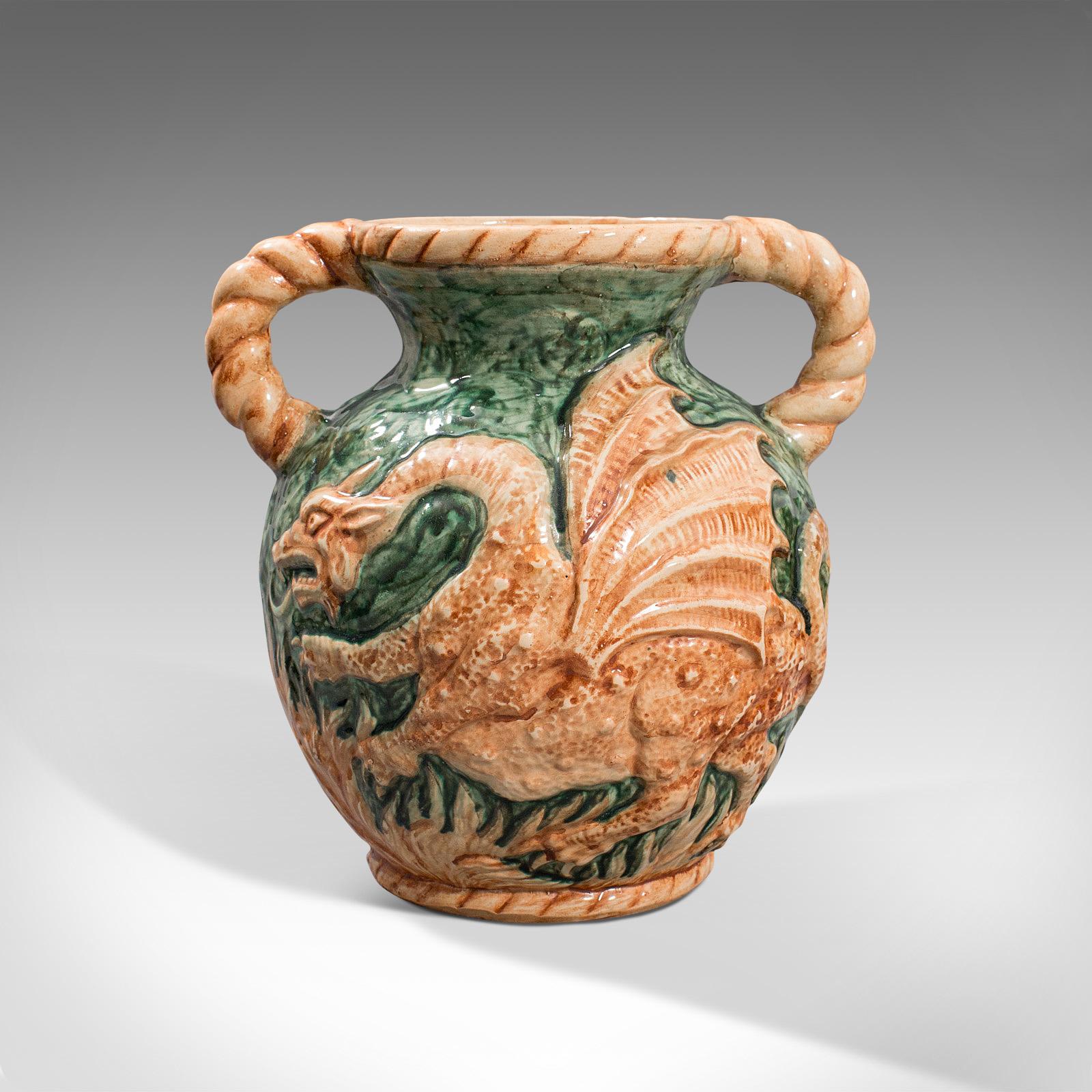 Si tratta di un insolito vaso decorativo antico. Urna continentale a balaustro in ceramica con scene di draghi infuocati, risalente al tardo periodo vittoriano, circa 1900.

Accattivante e rara rappresentazione della grande bestia mitica
Mostra