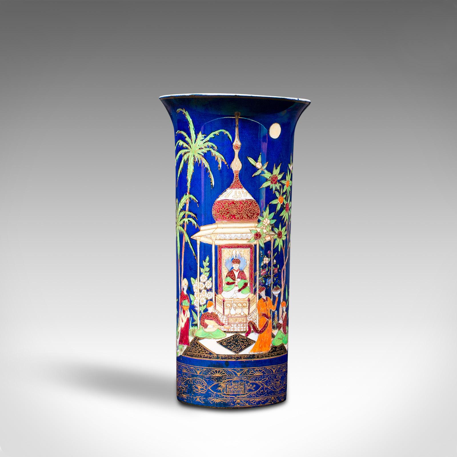 Il s'agit d'un vase décoratif ancien. Un pot à fleurs anglais, en céramique et finition lustrée, datant du début du 20e siècle, vers 1920.

Couleur frappante et attrait distinctif du motif persan de Carlton Ware
Patine d'ancienneté souhaitable et