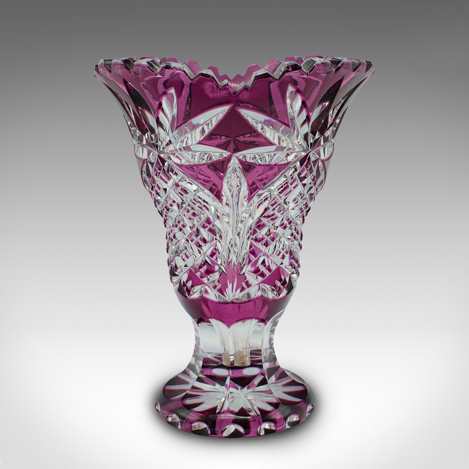 
Il s'agit d'un vase décoratif ancien. Vase à fleurs anglais en verre taillé, datant de la fin de la période victorienne, vers 1880.

D'une grande couleur et agrémenté d'un ravissant décor
Présente une patine d'usage désirable et est en bon