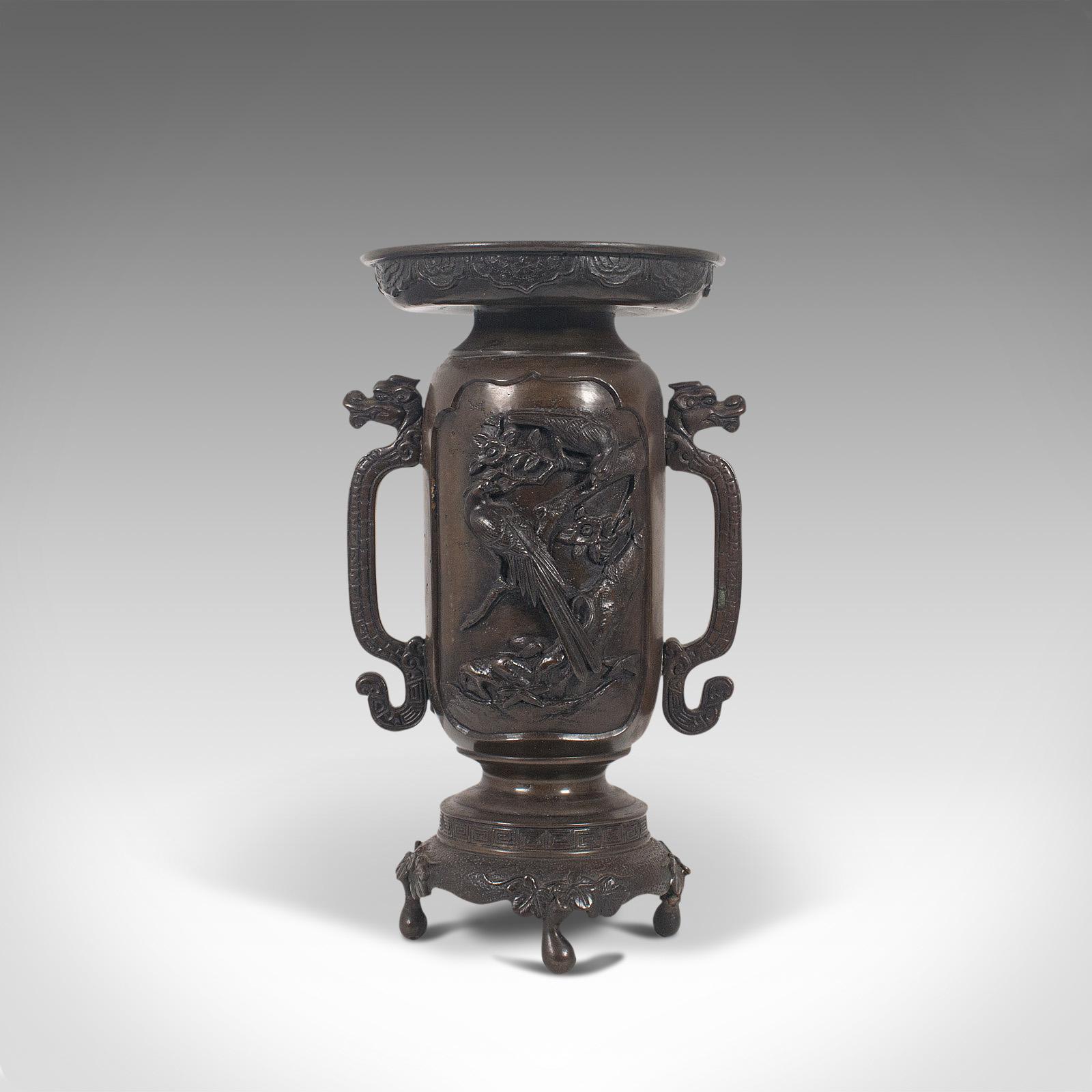 Il s'agit d'un ancien vase décoratif à deux anses. Vase japonais en bronze de la période Meiji, datant de la fin du XIXe siècle, vers 1900.

Un vase impressionnant avec des détails saisissants
Présentant une patine vieillie souhaitable par le