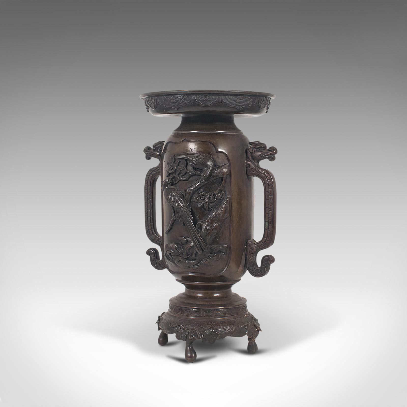 Japonais Vase décoratif japonais, bronze, période Meiji, fin du 19ème siècle, vers 1900 en vente
