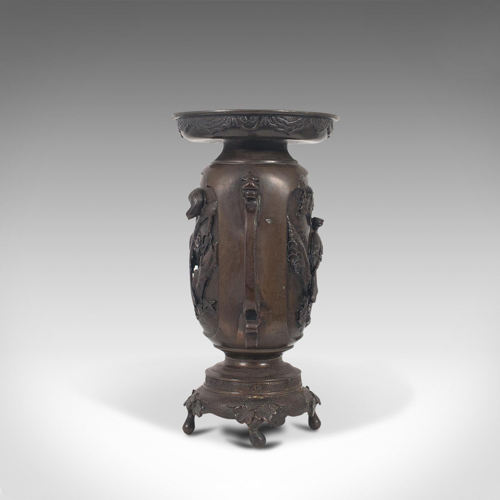 XIXe siècle Vase décoratif japonais, bronze, période Meiji, fin du 19ème siècle, vers 1900 en vente