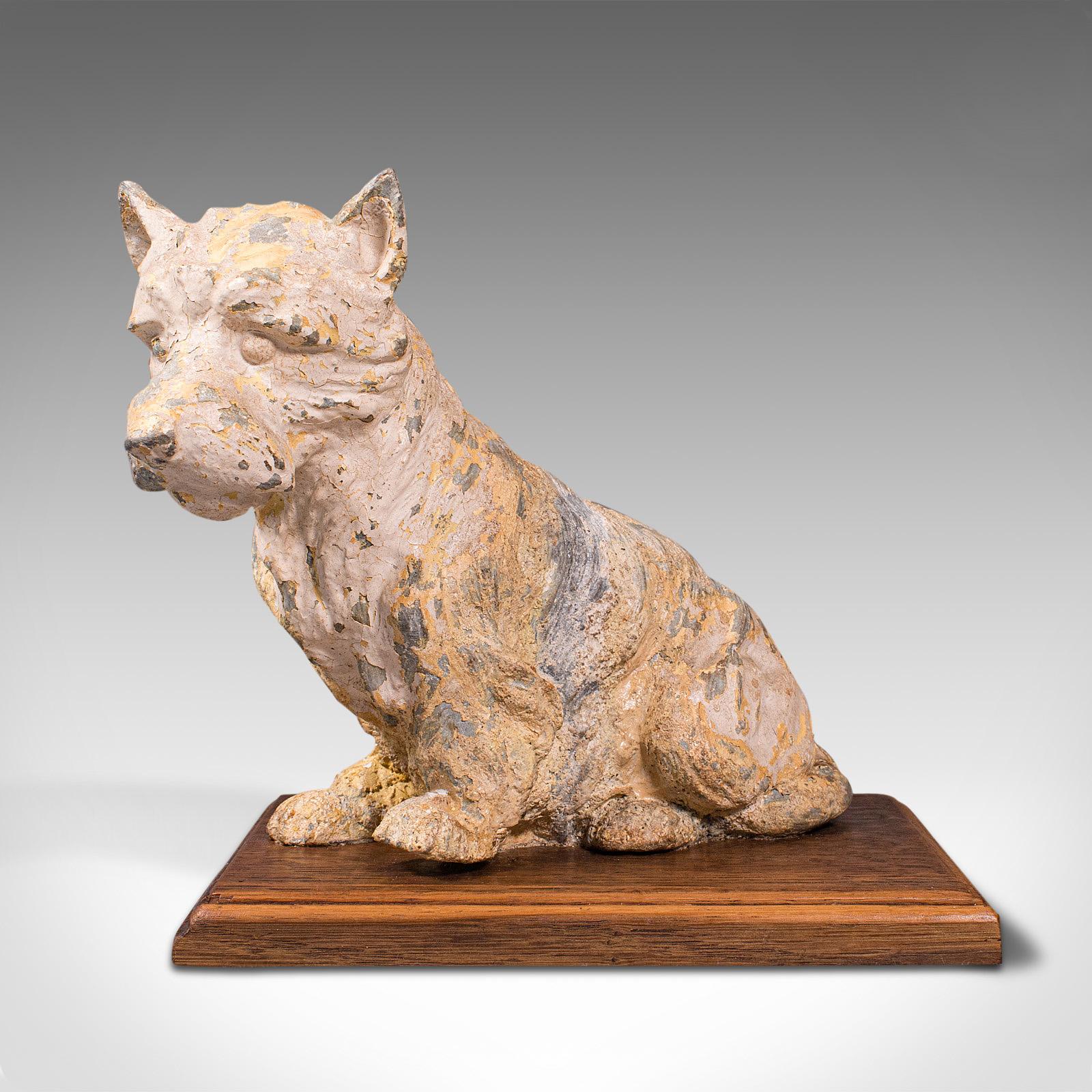 This is an antique decorative West Highland Terrier. A British, spelter over oak ornamental Westie dog, dating to the Edwardian period, circa 1910.

Nicely detailed ornament with copious character and charm
Displays a desirable aged patina and in