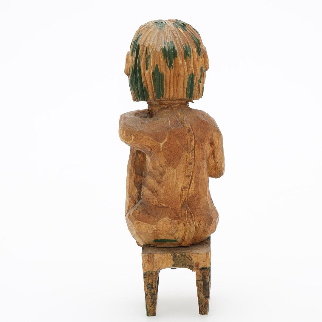 Escultura antigua de madera Figura decorativa Figura sentada sobre taburete Sueca Art Decó en venta