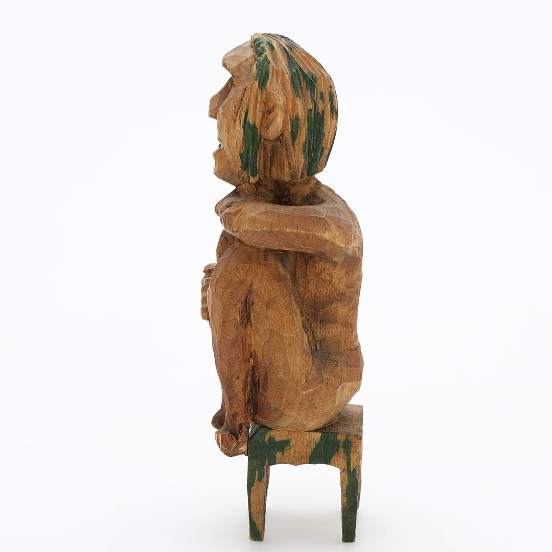 Escultura antigua de madera Figura decorativa Figura sentada sobre taburete Sueca Barnizado en venta