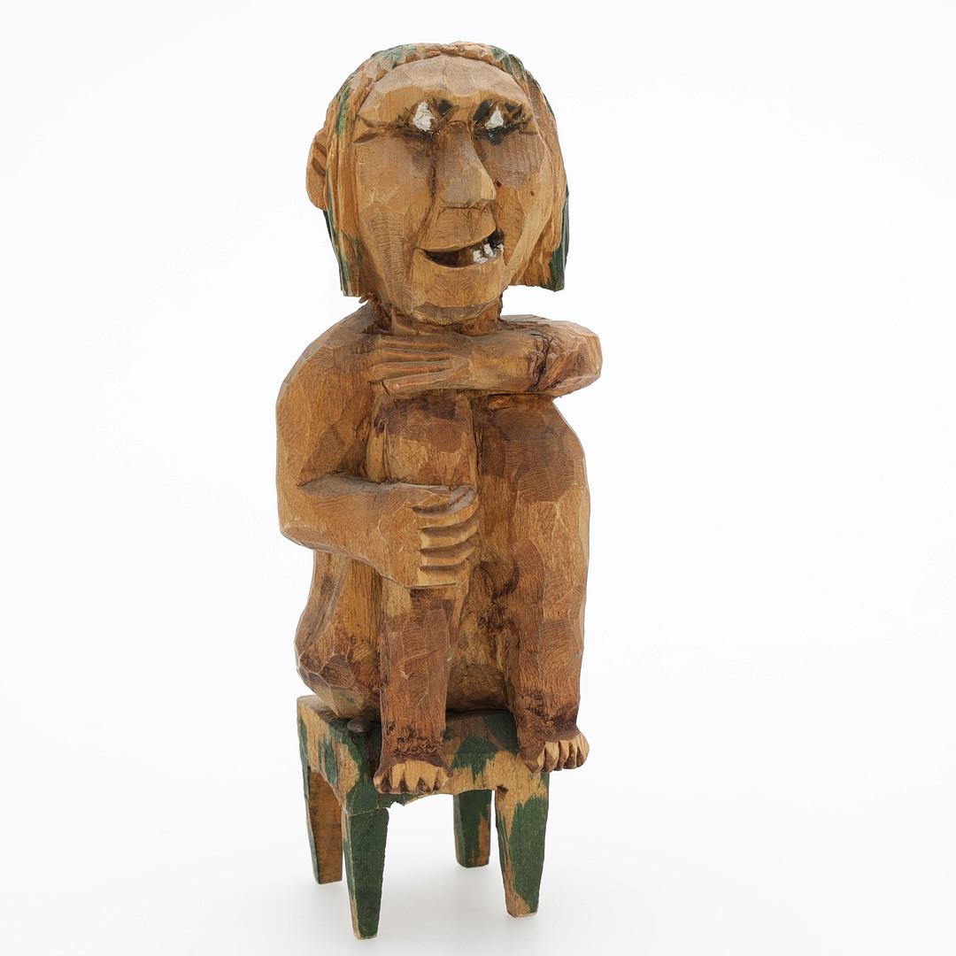 Escultura antigua de madera Figura decorativa Figura sentada sobre taburete Sueca en Excelente estado para la venta en Wembley, GB