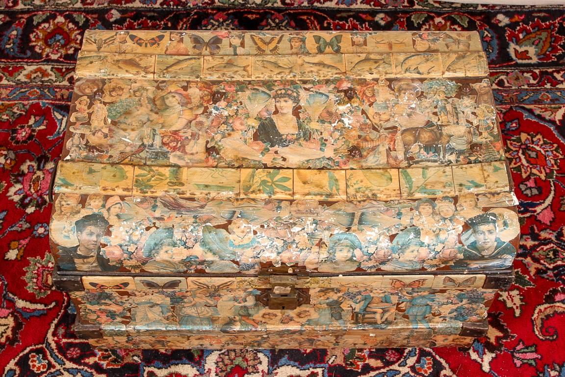 Antike Decoupage-Truhe mit viktorianischem Motiv im Zustand „Starke Gebrauchsspuren“ in Bridgeport, CT