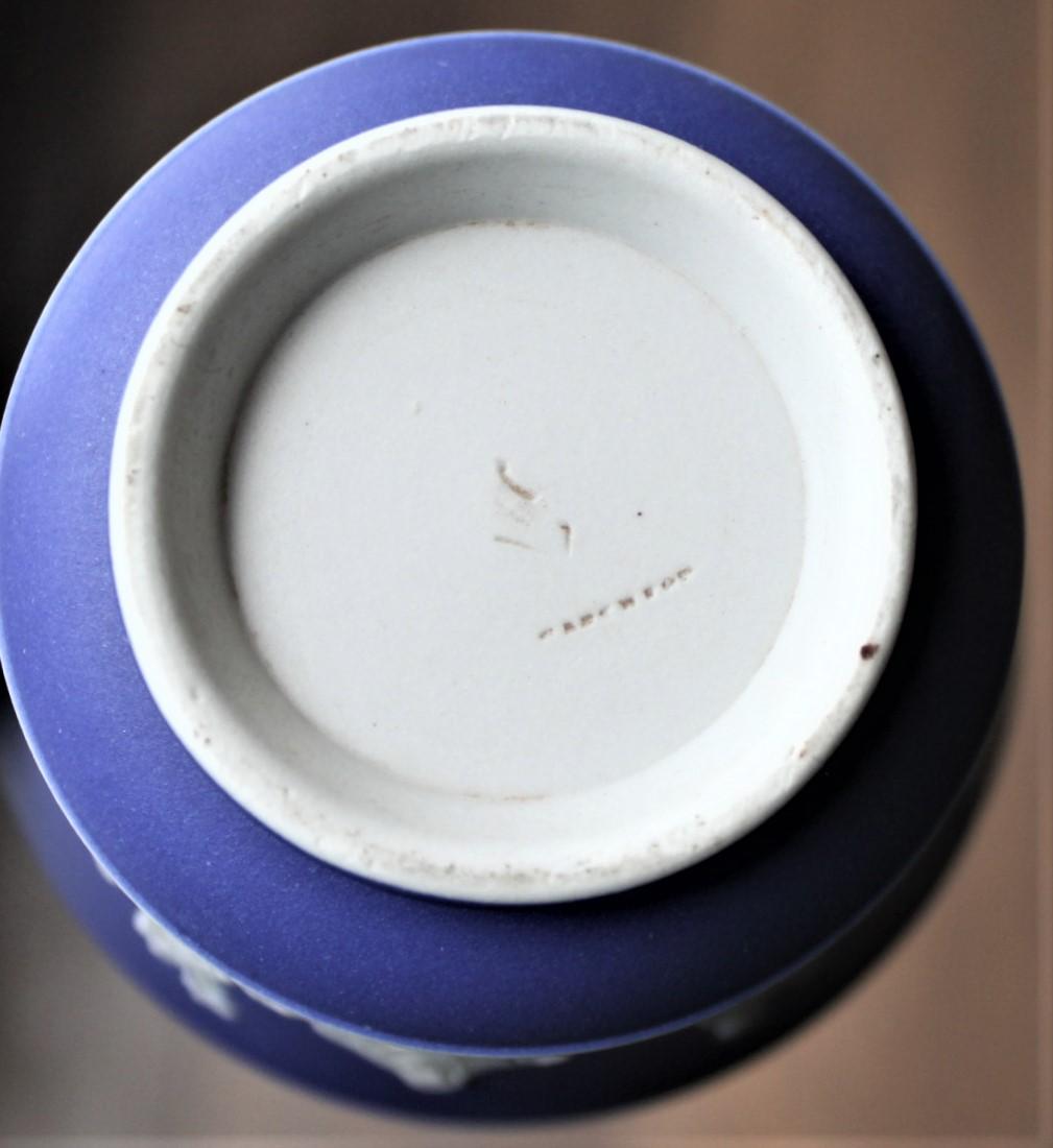 Service à thé antique de dix pièces en jaspe bleu foncé de Wedgwood avec motif néoclassique en vente 7