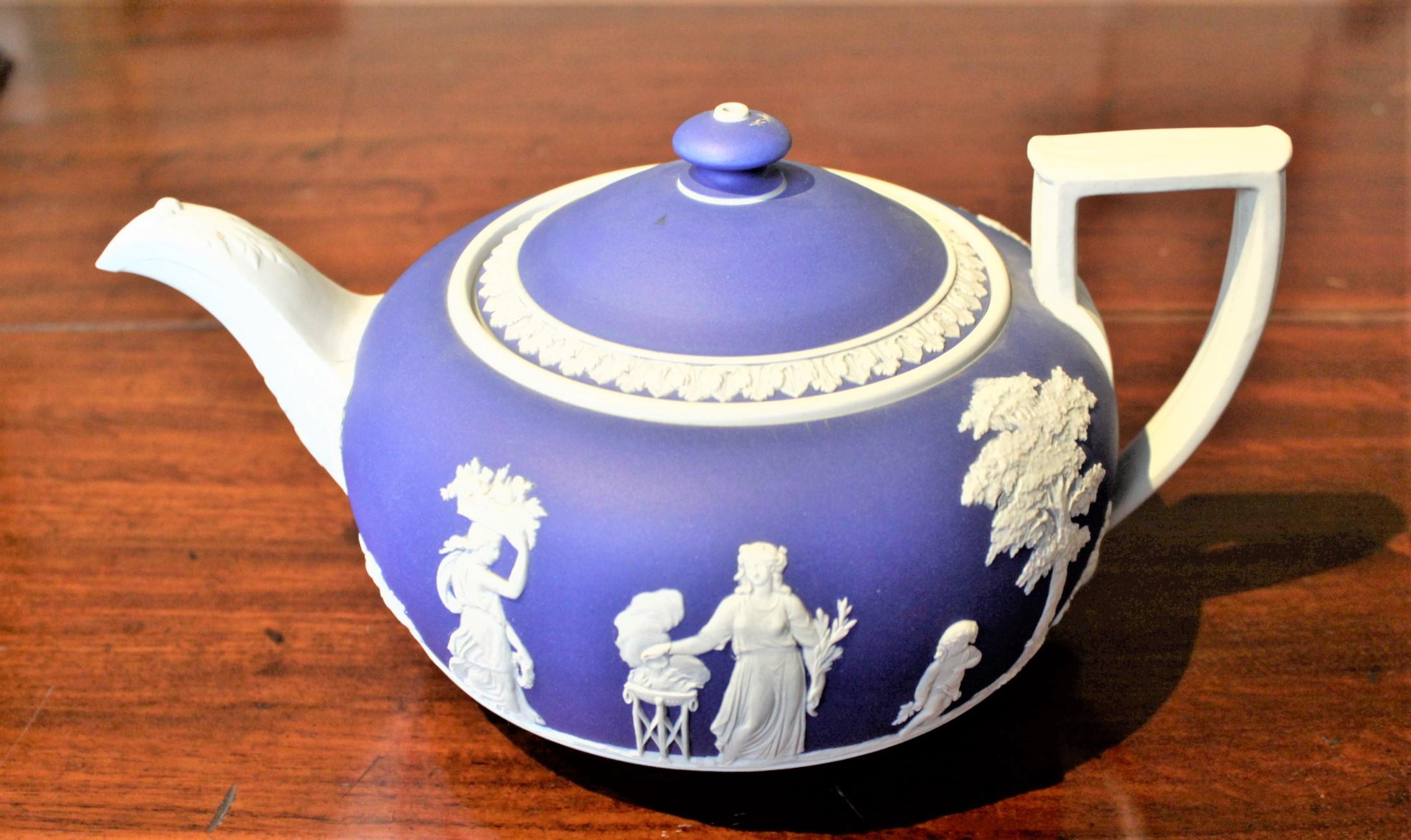 Néo-classique Service à thé antique de dix pièces en jaspe bleu foncé de Wedgwood avec motif néoclassique en vente