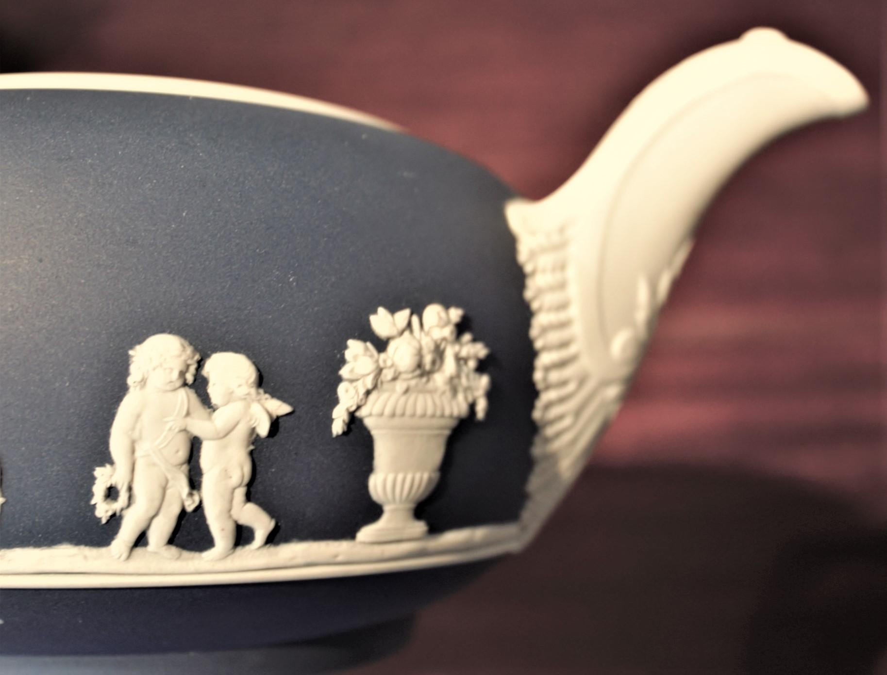 Service à thé antique de dix pièces en jaspe bleu foncé de Wedgwood avec motif néoclassique Bon état - En vente à Hamilton, Ontario