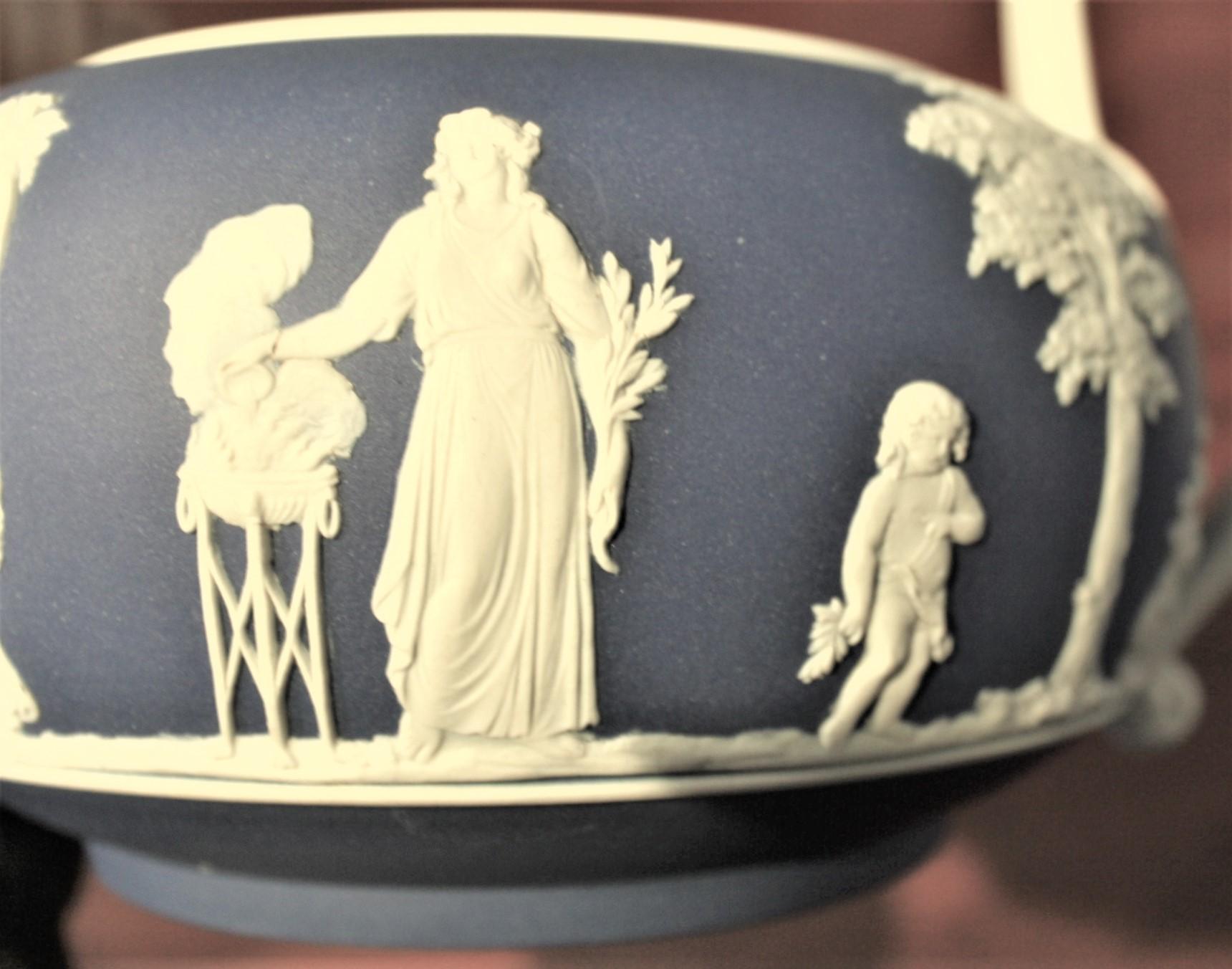 Grès Service à thé antique de dix pièces en jaspe bleu foncé de Wedgwood avec motif néoclassique en vente