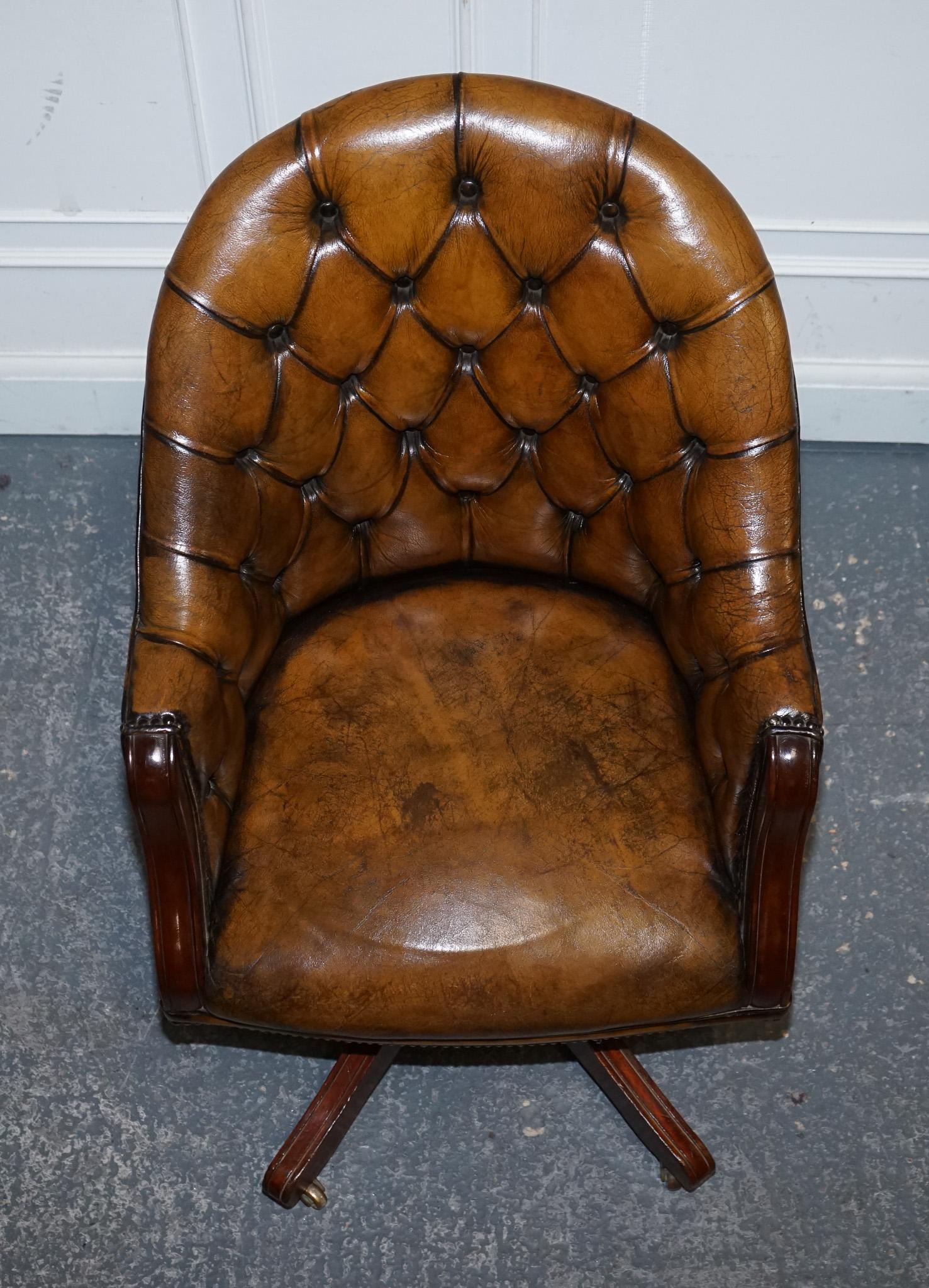 ANTIQUE DEEP BUTTONED CHESTERFIELD GEORGIAN STYLE HAND DYED LEATHER DESK CHAiR im Angebot 3