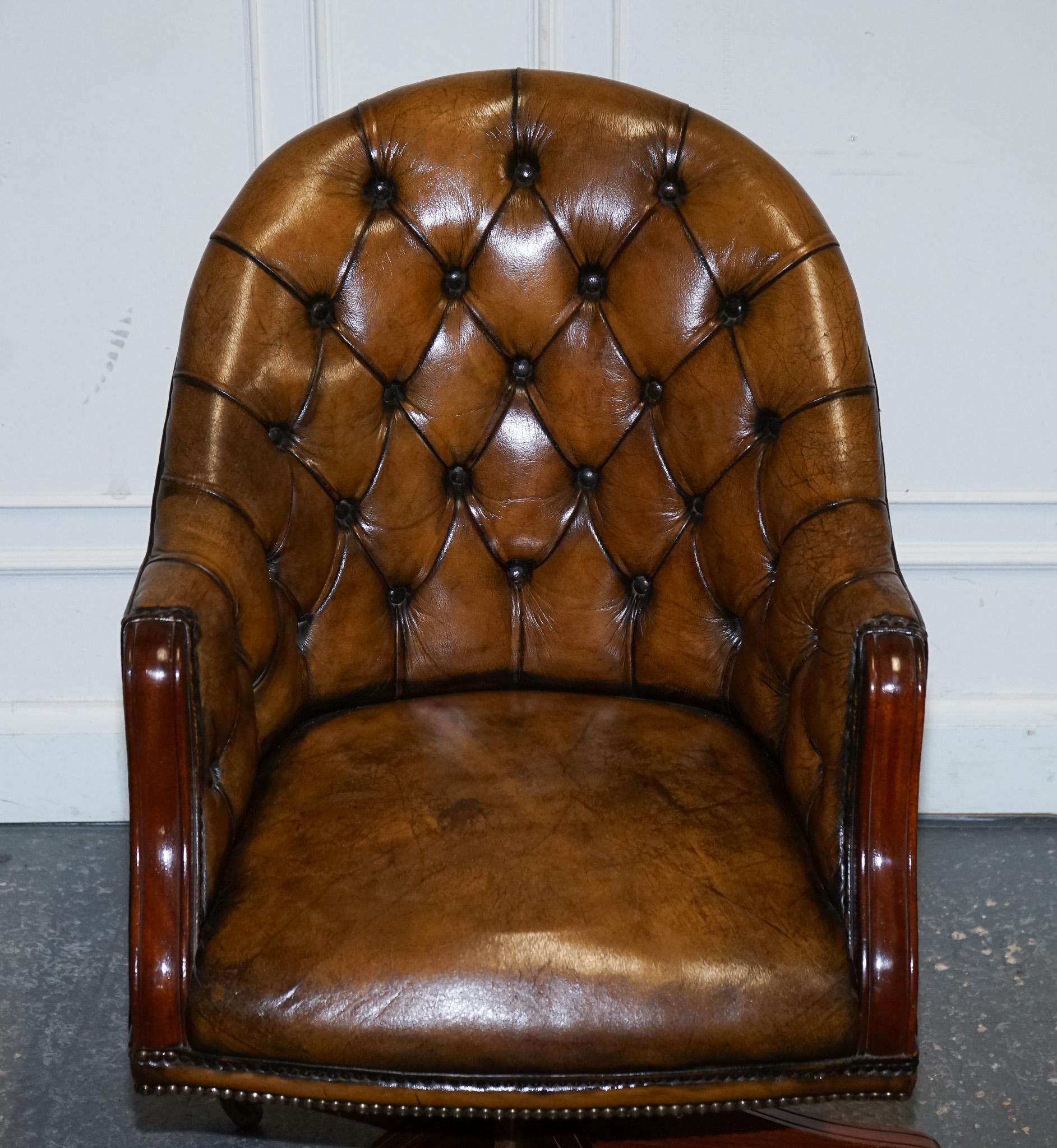 ANTIQUE DEEP BUTTONED CHESTERFIELD GEORGIAN STYLE HAND DYED LEATHER DESK CHAiR (Britisch) im Angebot