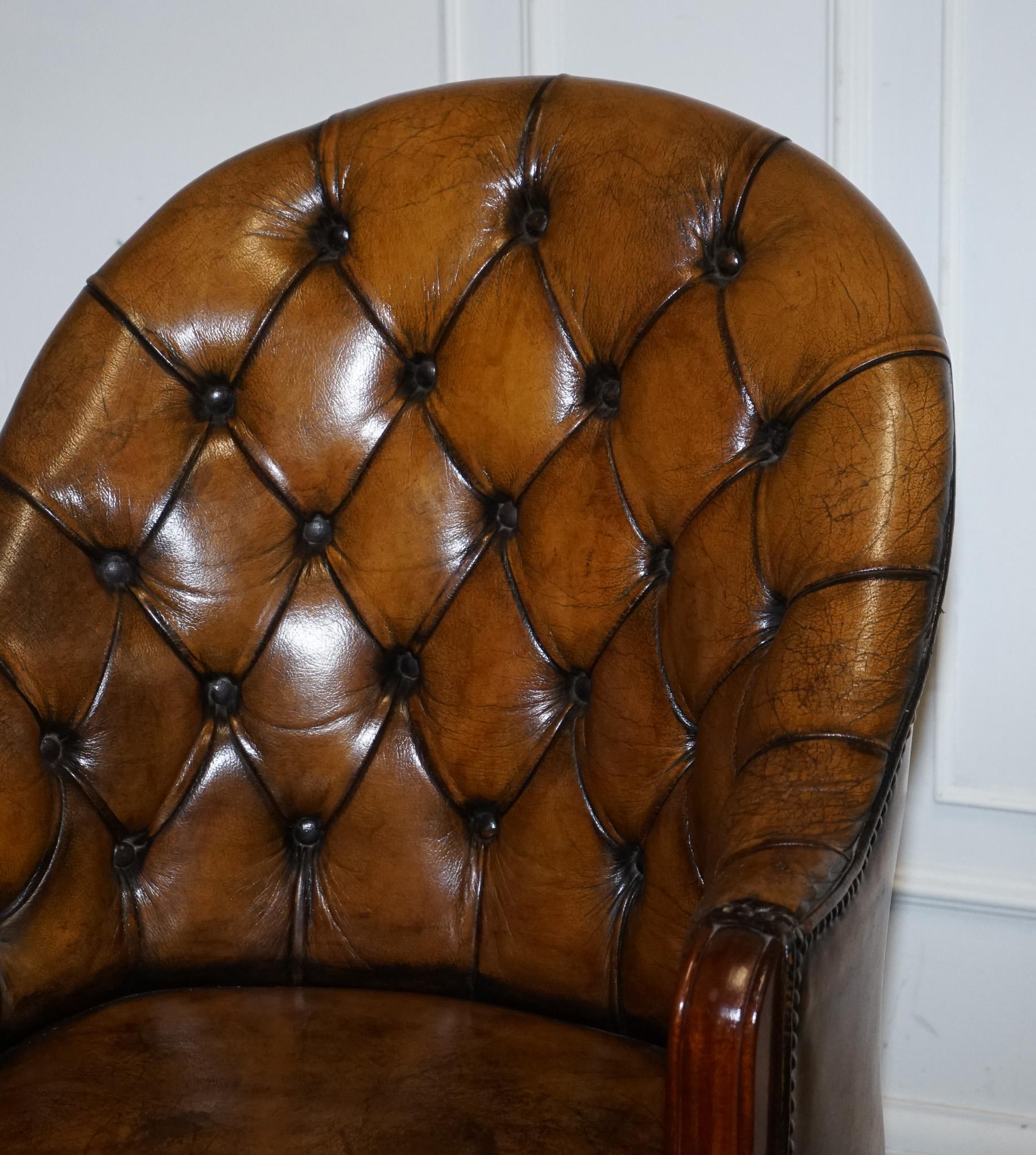 ANTIQUE DEEP BUTTONED CHESTERFIELD GEORGIAN STYLE HAND DYED LEATHER DESK CHAiR im Zustand „Gut“ im Angebot in Pulborough, GB
