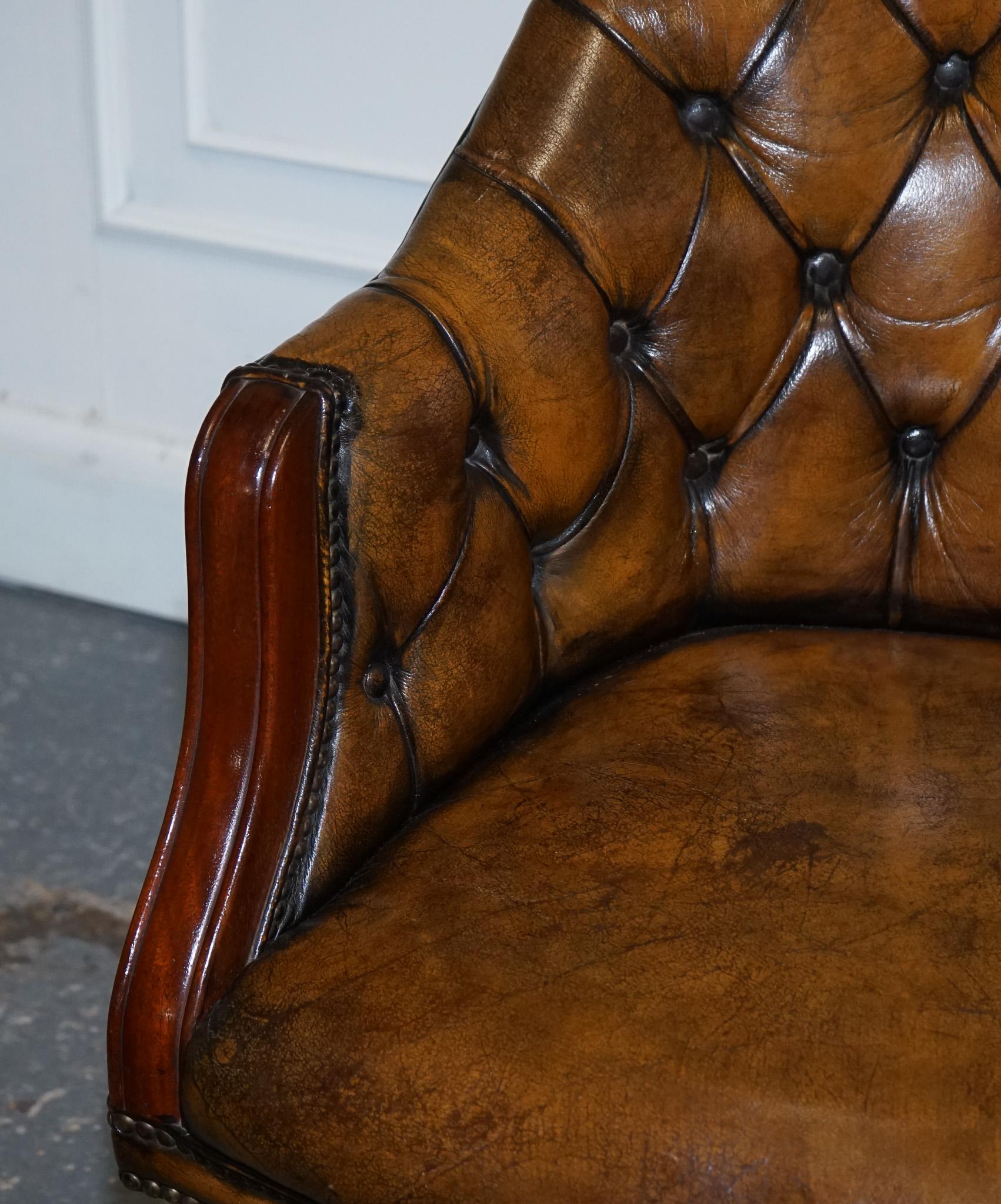 ANTIQUE DEEP BUTTONED CHESTERFIELD GEORGIAN STYLE HAND DYED LEATHER DESK CHAiR (20. Jahrhundert) im Angebot