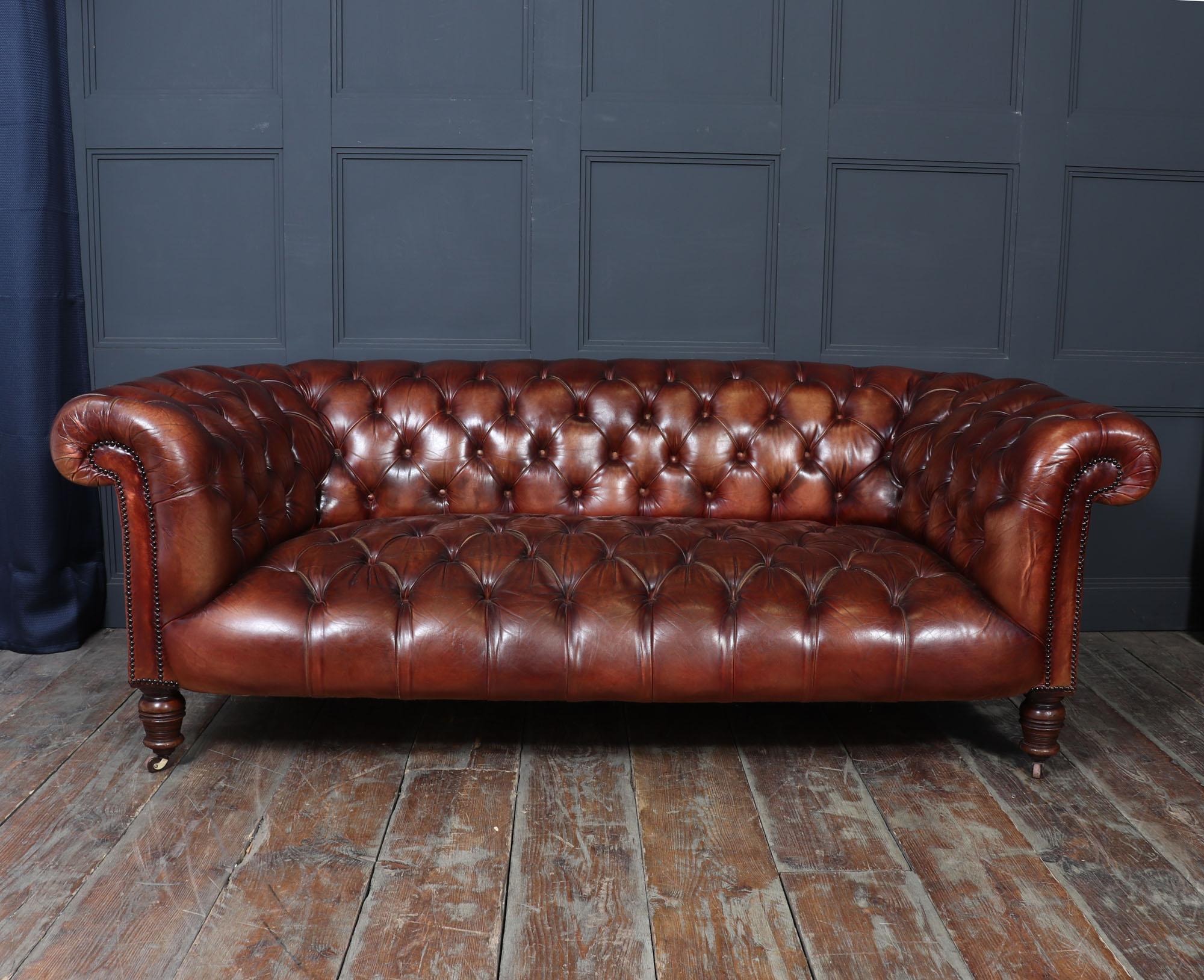 Antique Deep Buttoned Chesterfield Sofa in Hand-Dyed Leather c1900 In Good Condition For Sale In Paddock Wood Tonbridge, GB