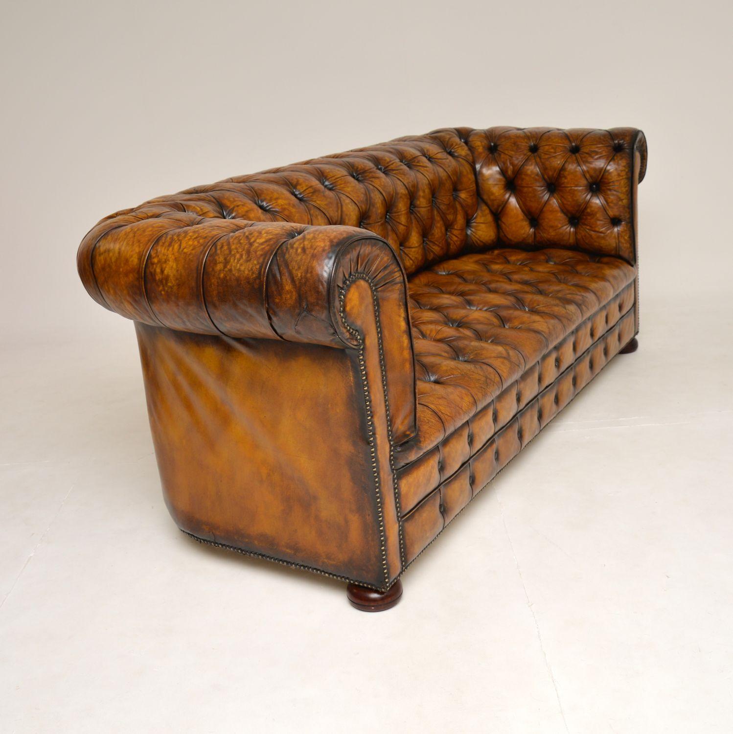 Antikes tief geknöpftes Leder Chesterfield Sofa (Viktorianisch) im Angebot
