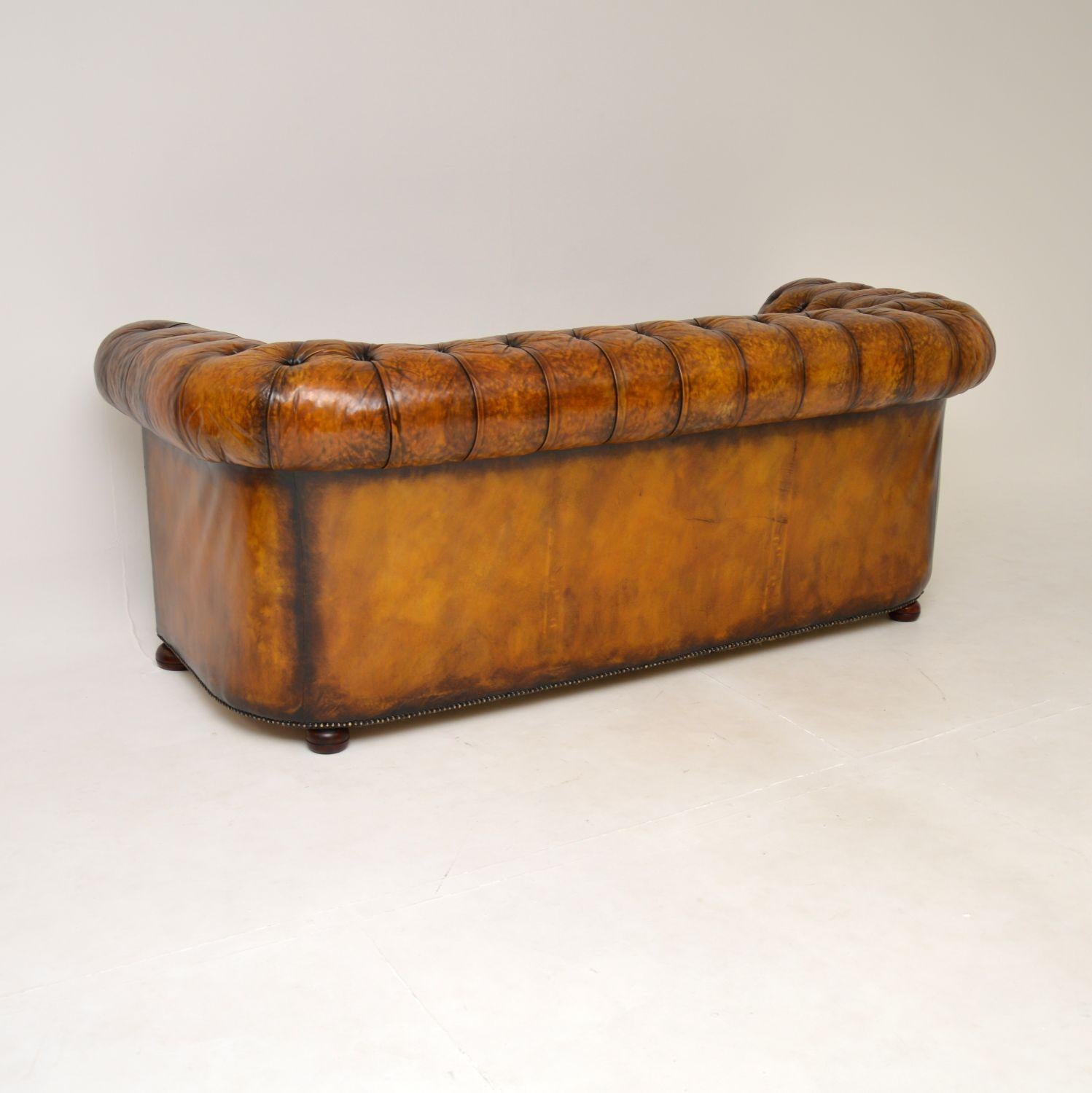 Antikes tief geknöpftes Leder Chesterfield Sofa im Zustand „Gut“ im Angebot in London, GB