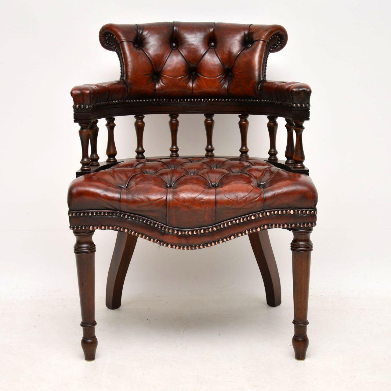 Antique deep buttoned leather and mahogany desk armchair in good original condition, dating to around the 1930s period. It has a great overall shape, so is comfortable and very practicable for use in front of a desk. I particularly like the way the