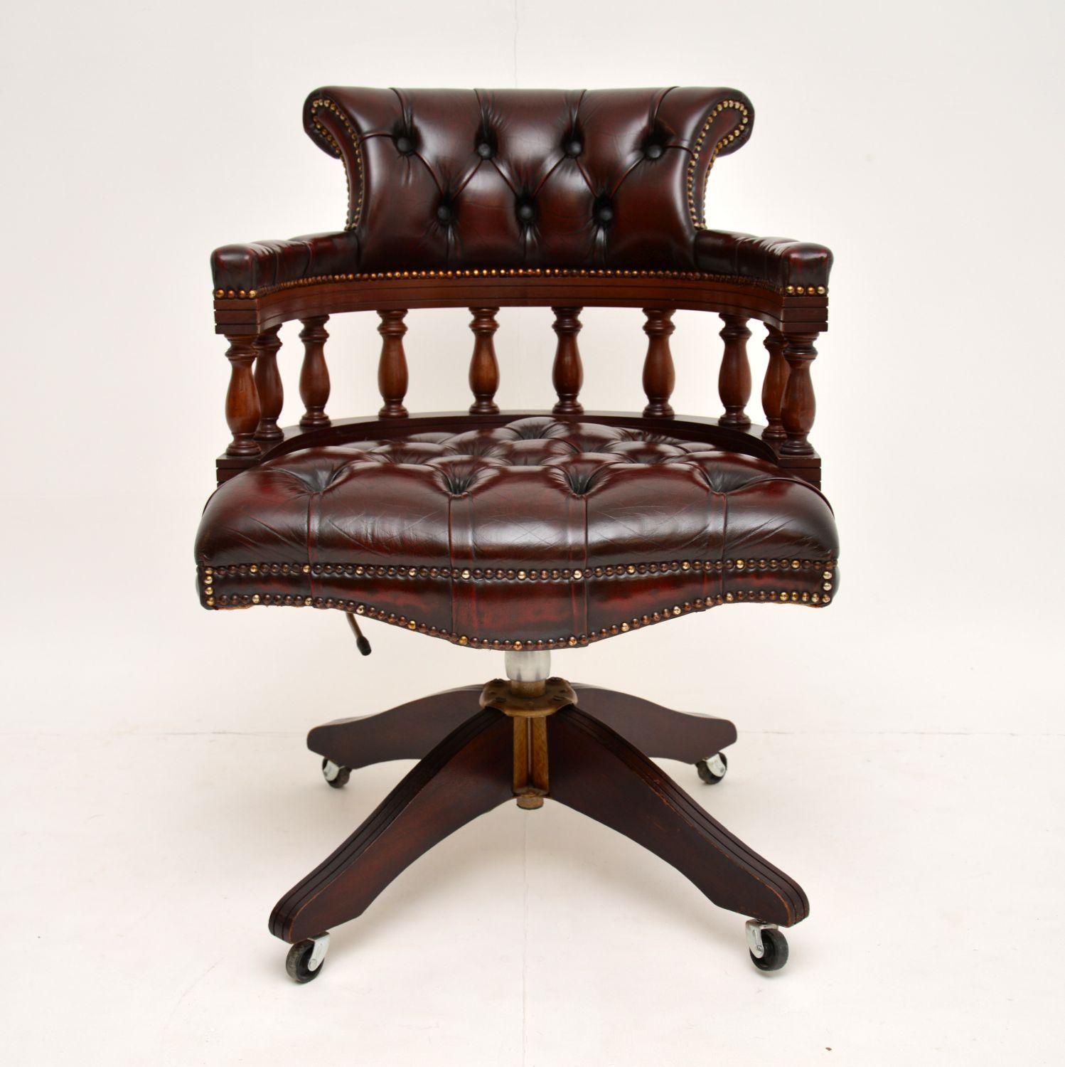 A handsome and top quality vintage deep buttoned leather desk chair in the antique Victorian style. This dates from the 1950s-1960s, it’s in great condition for its age.

We have just had this revived and hand colored by our leather restorer. The