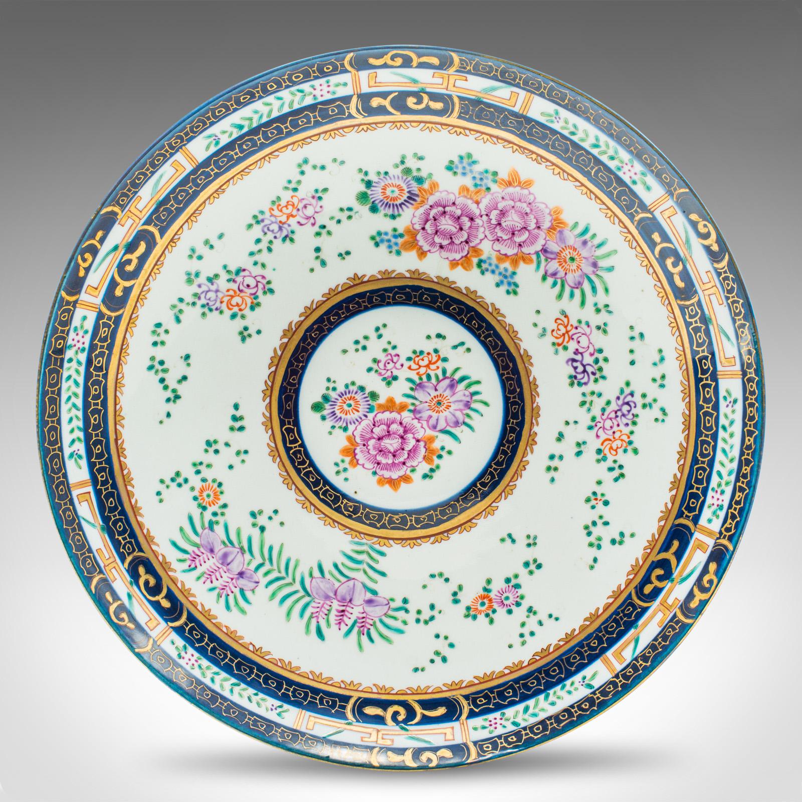 
Il s'agit d'un chargeur de présentation ancien et profond. Assiette décorative française en céramique, datant de la fin de la période victorienne, vers 1900.

Profil fascinant avec une taille généreuse et un joli décor de la Famille Rose.
Présente