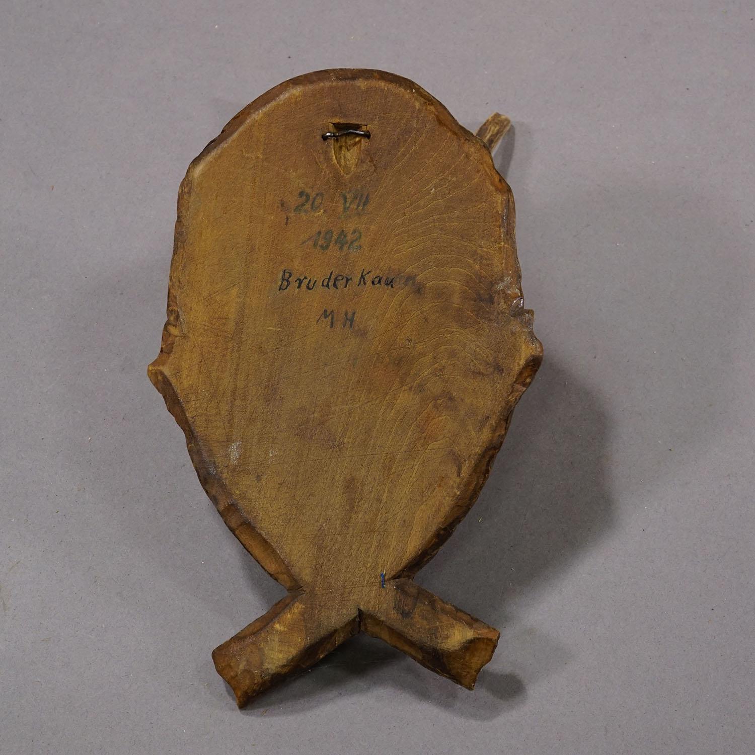 Milieu du XXe siècle Trophée de cerf ancien sur plaque sculptée, Allemagne 1942 en vente