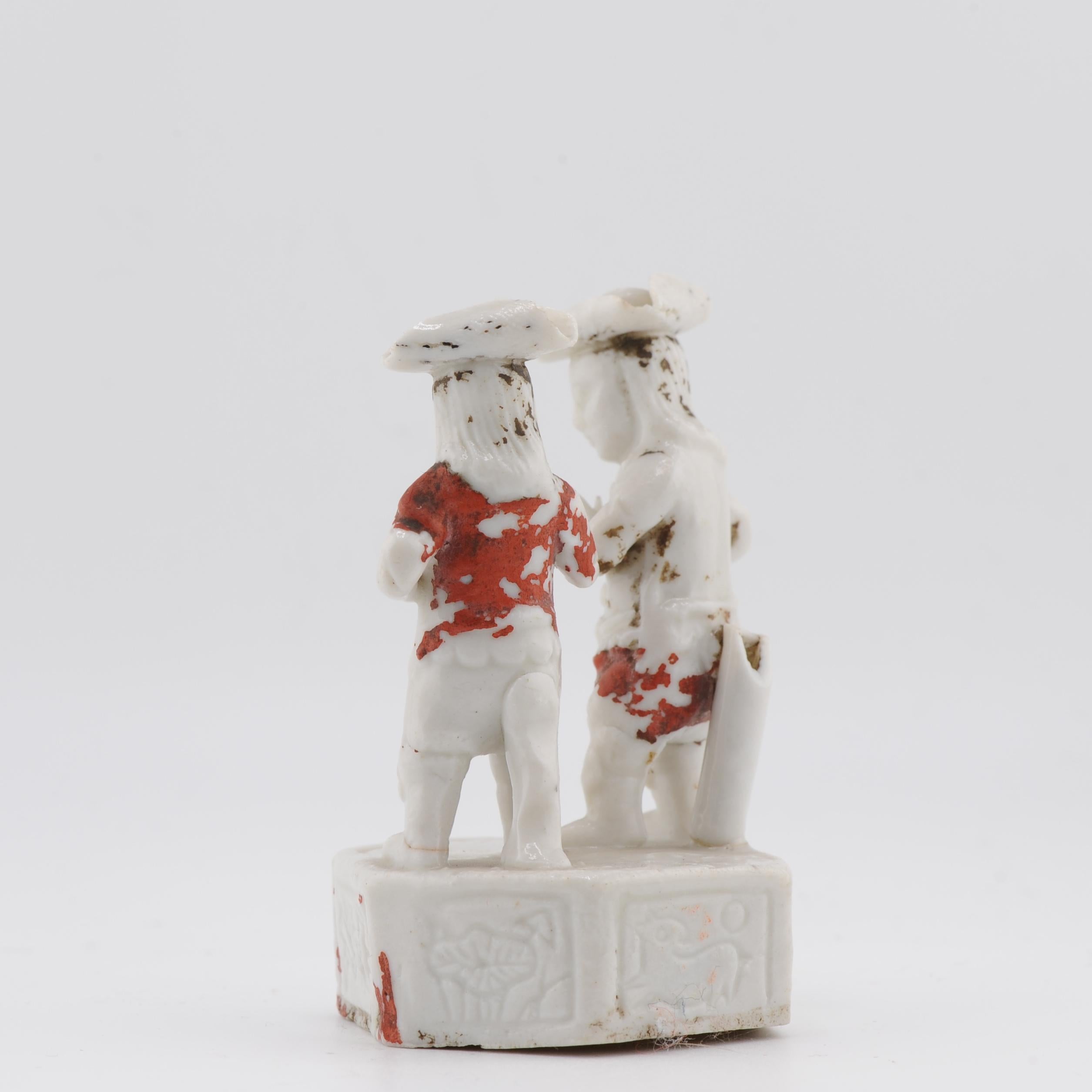 Un par de figuras de porcelana europea Shunzhi o Kangxi Blanc de Chine con silbato. La base con tallas. La pieza tenía más pintura, pero está desgastada en su mayor parte.

Blanc de Chine Estatuas como éstas se fabricaban en los hornos de Dehua, en