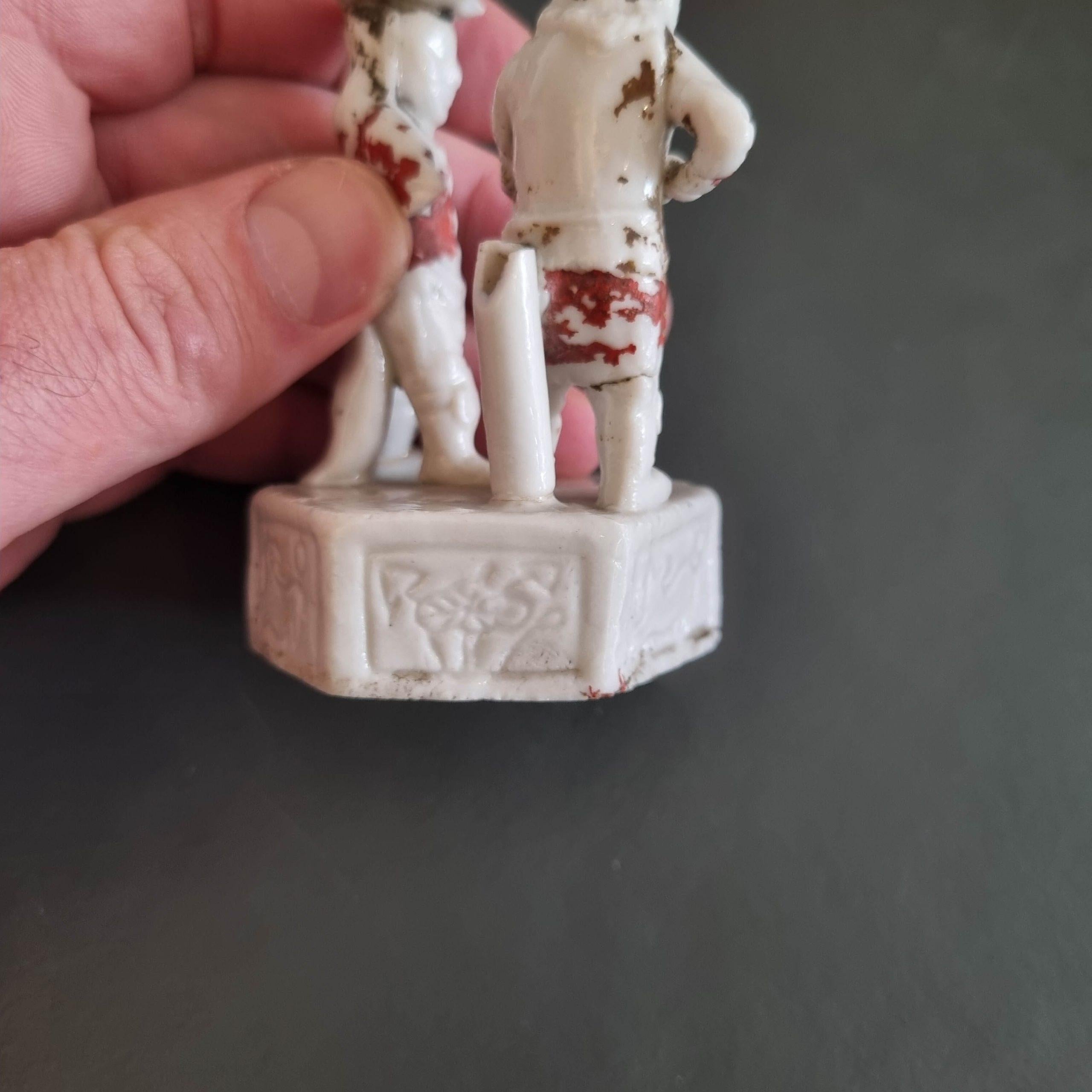 Antiguos Silbatos Dehua Blanc de Chine Figuras Europeas Holandés, S. XVII Chino en venta