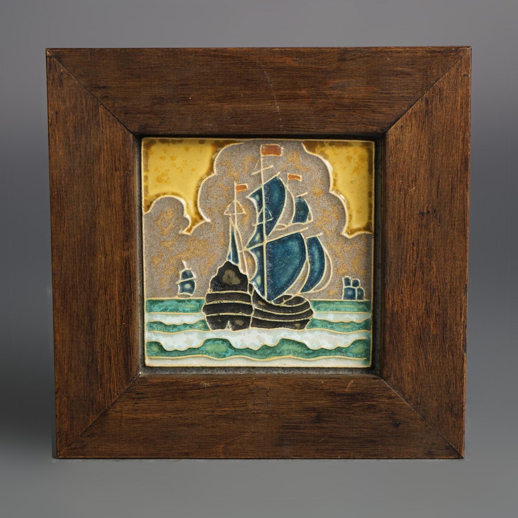 Antike Delft Arts & Crafts gerahmte Keramik Fliese, Seelandschaft & Tall Mast Schiff, signiert & gerahmt, C1920

Maße: 7,5''H x 7,5''B x 0,75''D