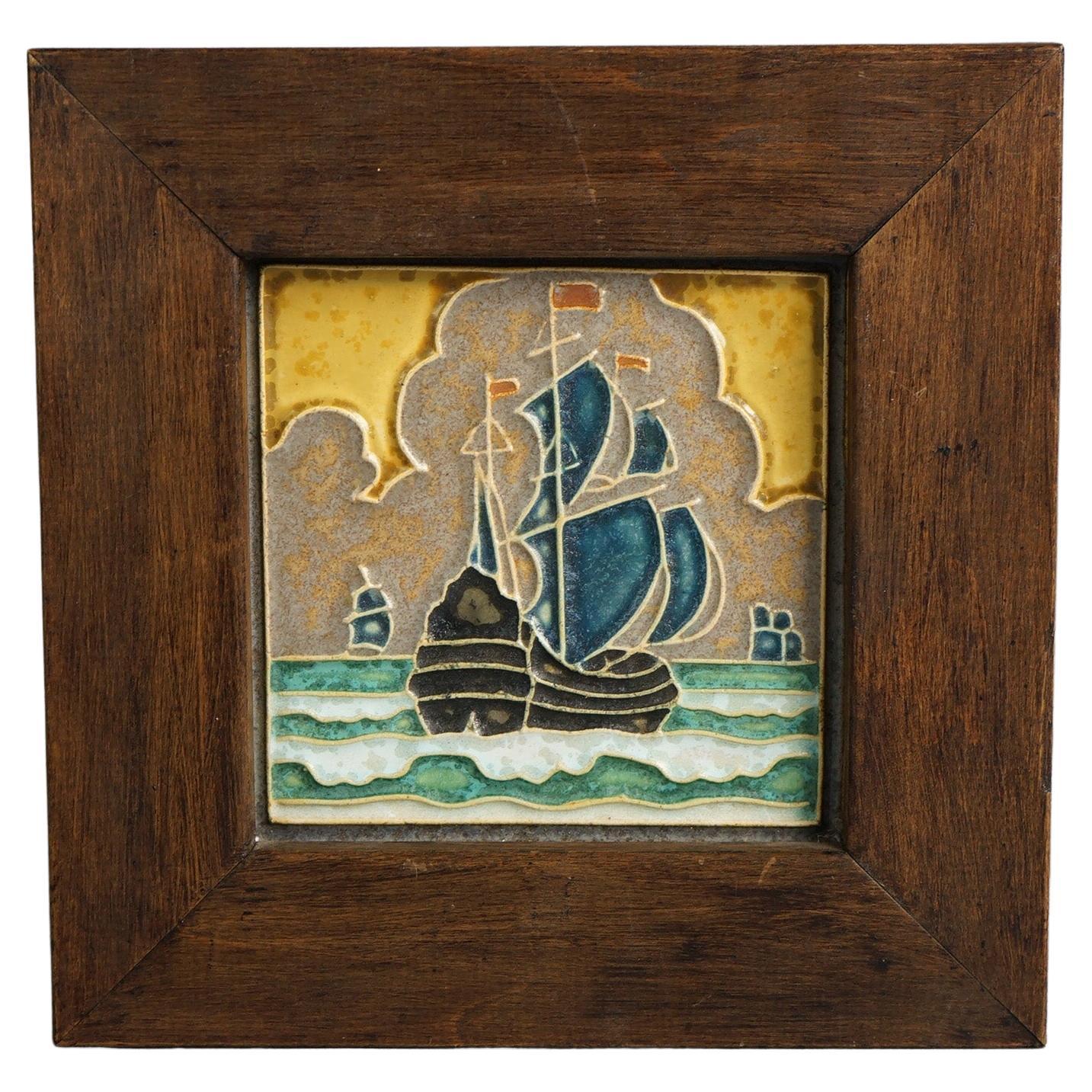 Antike Delft Arts & Craft gerahmte Keramikfliese, Seelandschaft & Schiff, signiert C1920