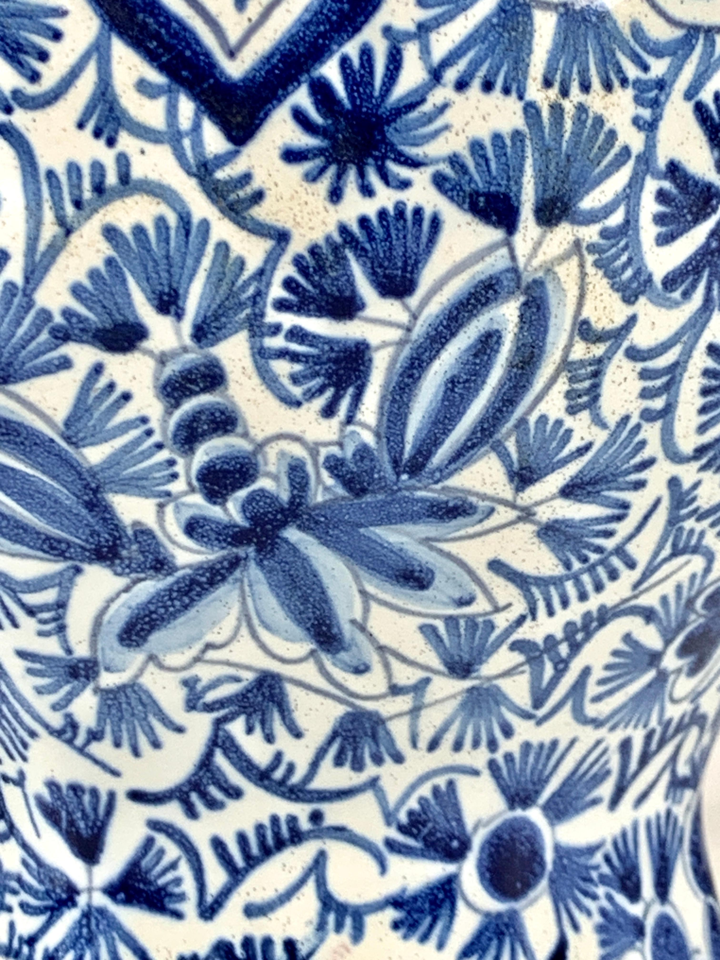 Antiguo Tarro Azul y Blanco de Delft Fabricado por The Claw Países Bajos Circa 1790 Rococó en venta