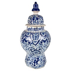 Antiguo Tarro Azul y Blanco de Delft Fabricado por The Claw Países Bajos Circa 1790