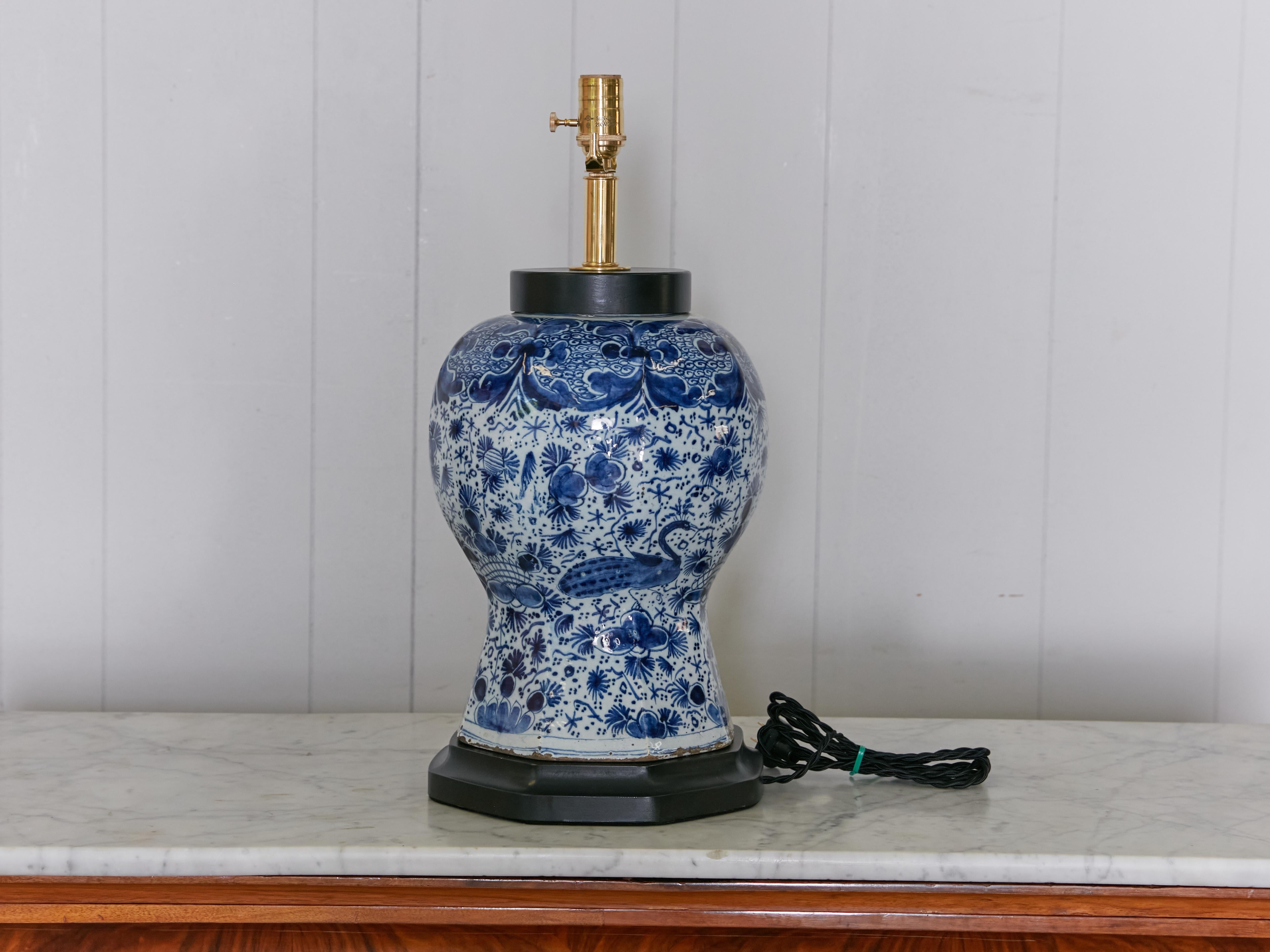Un vase en porcelaine de Delft du début du 19e siècle transformé en lampe de table sur mesure câblée pour les États-Unis. Cette lampe en porcelaine de Delft du début du XIXe siècle allie charme historique et fonctionnalité moderne, créant ainsi une