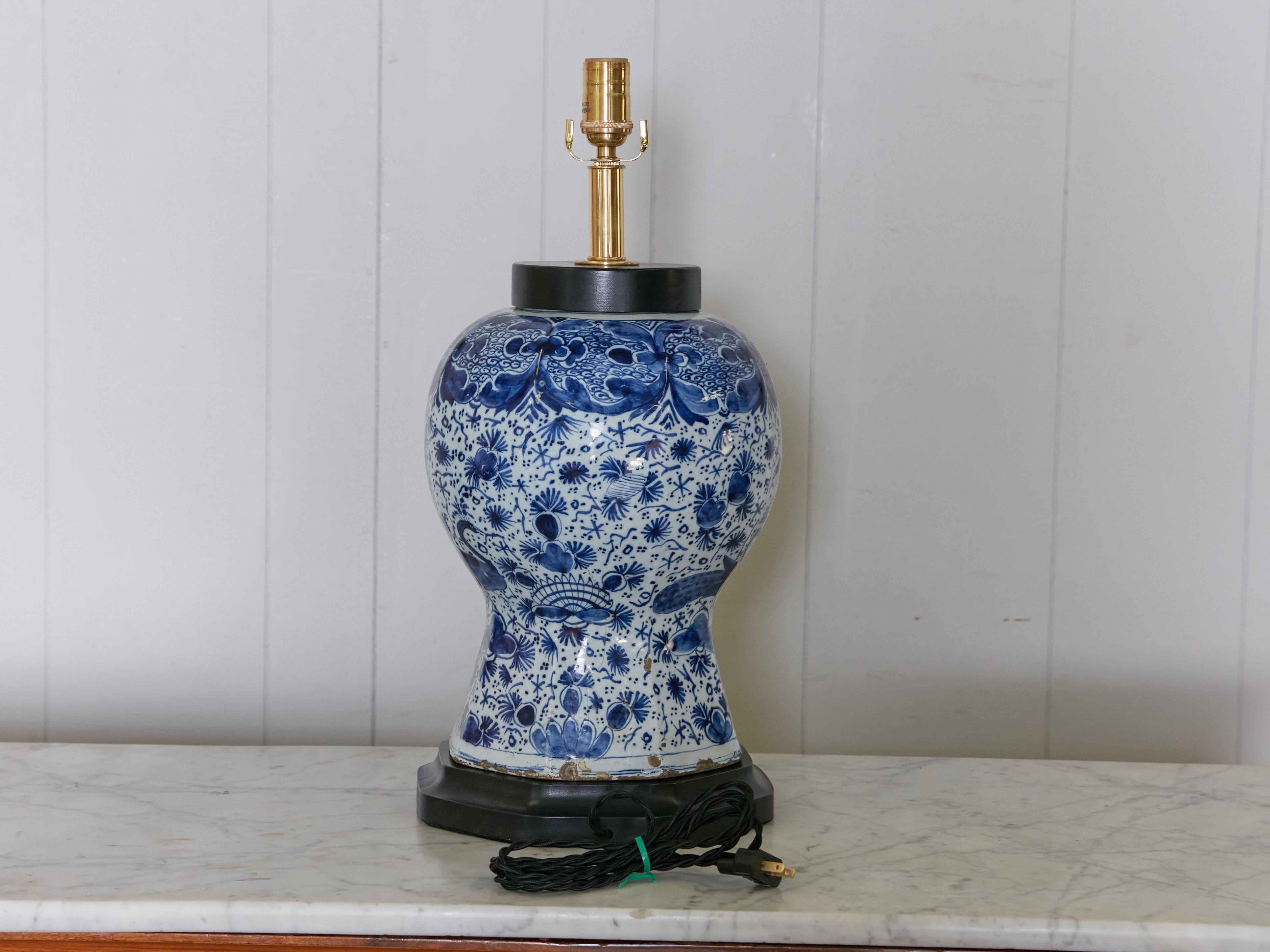 Néerlandais Vase de Delft ancien en porcelaine bleue et blanche transformé en lampe de bureau moderne américaine câblée en vente