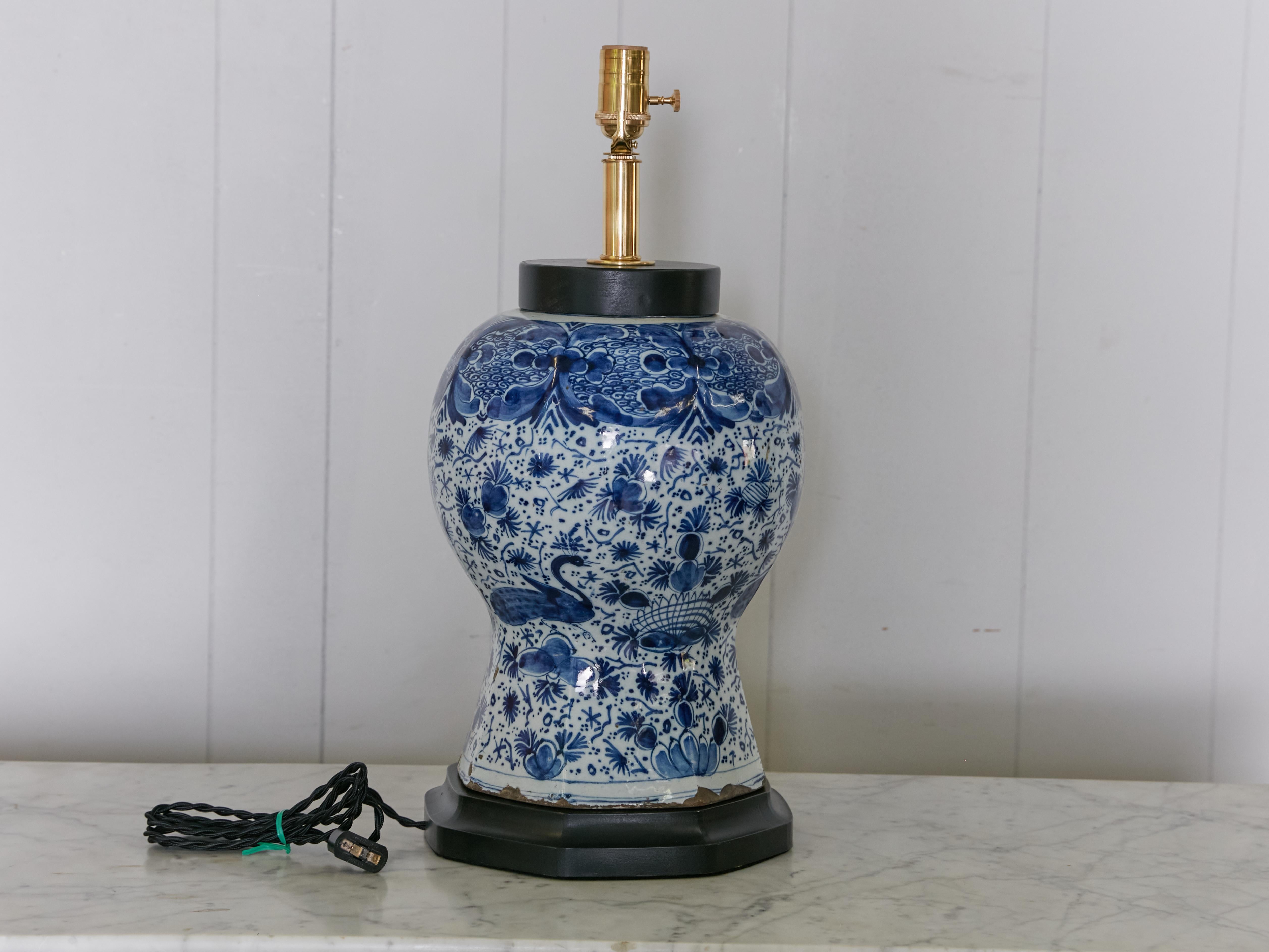 Peint à la main Vase de Delft ancien en porcelaine bleue et blanche transformé en lampe de bureau moderne américaine câblée en vente