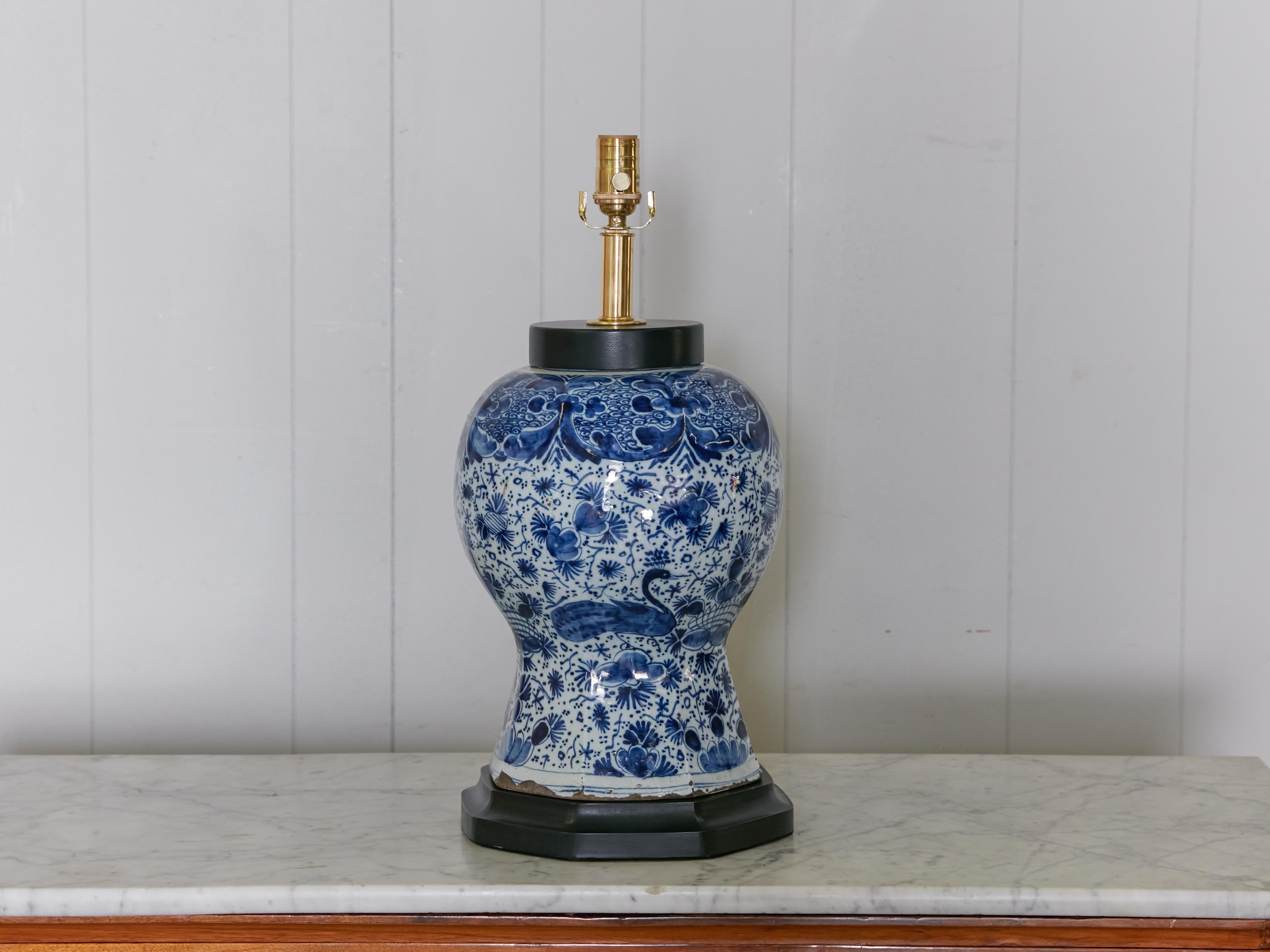 Vase de Delft ancien en porcelaine bleue et blanche transformé en lampe de bureau moderne américaine câblée Bon état - En vente à Atlanta, GA