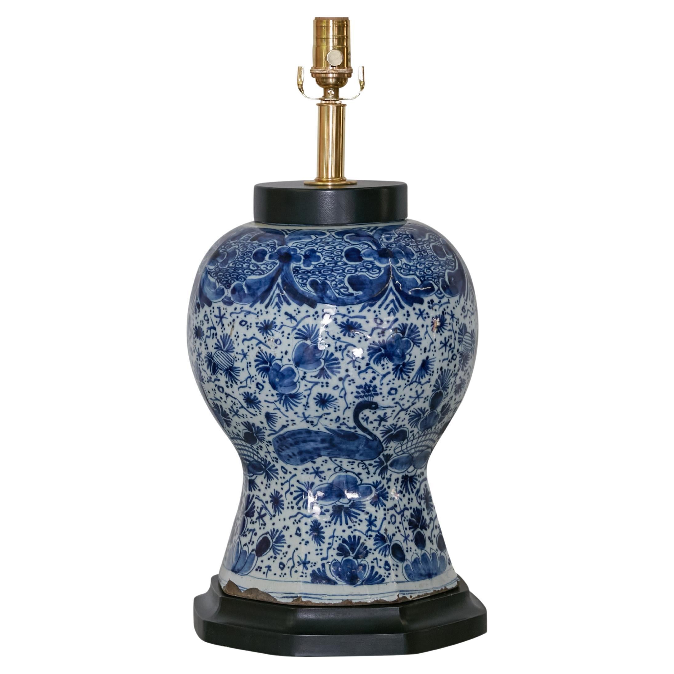 Antike blau-weiße Delft-Porzellanvase als moderne US-Tischlampe mit Kabel