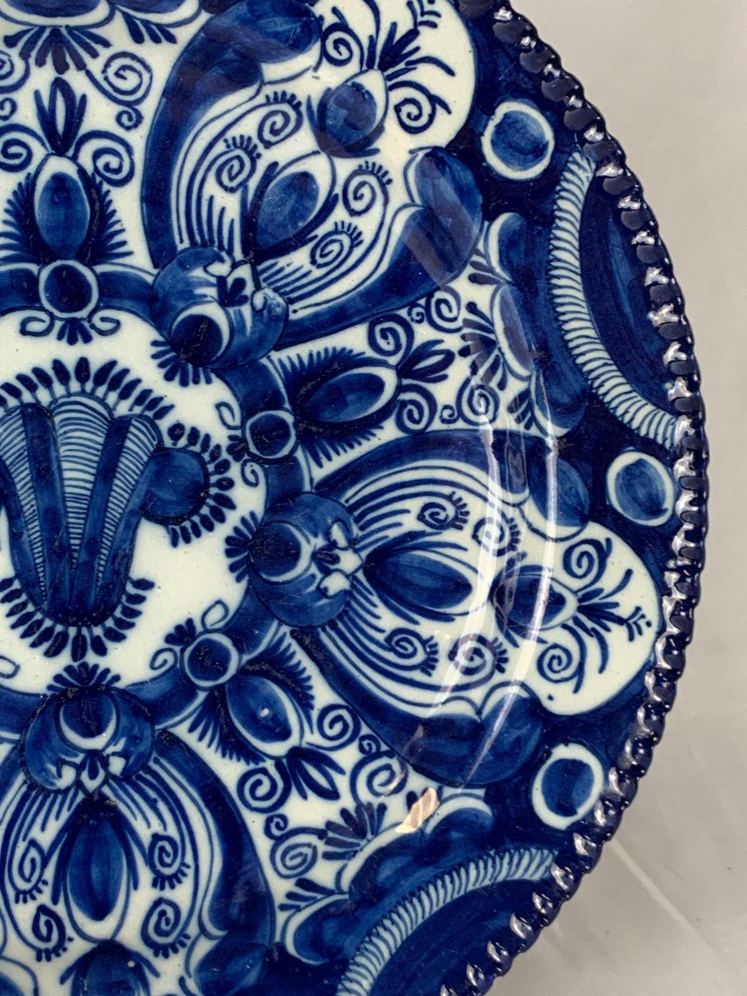 Néerlandais Assiette de présentation ancienne de Delft peinte à la main dans le blouson de De Vergulde 18ème siècle vers 1780 en vente