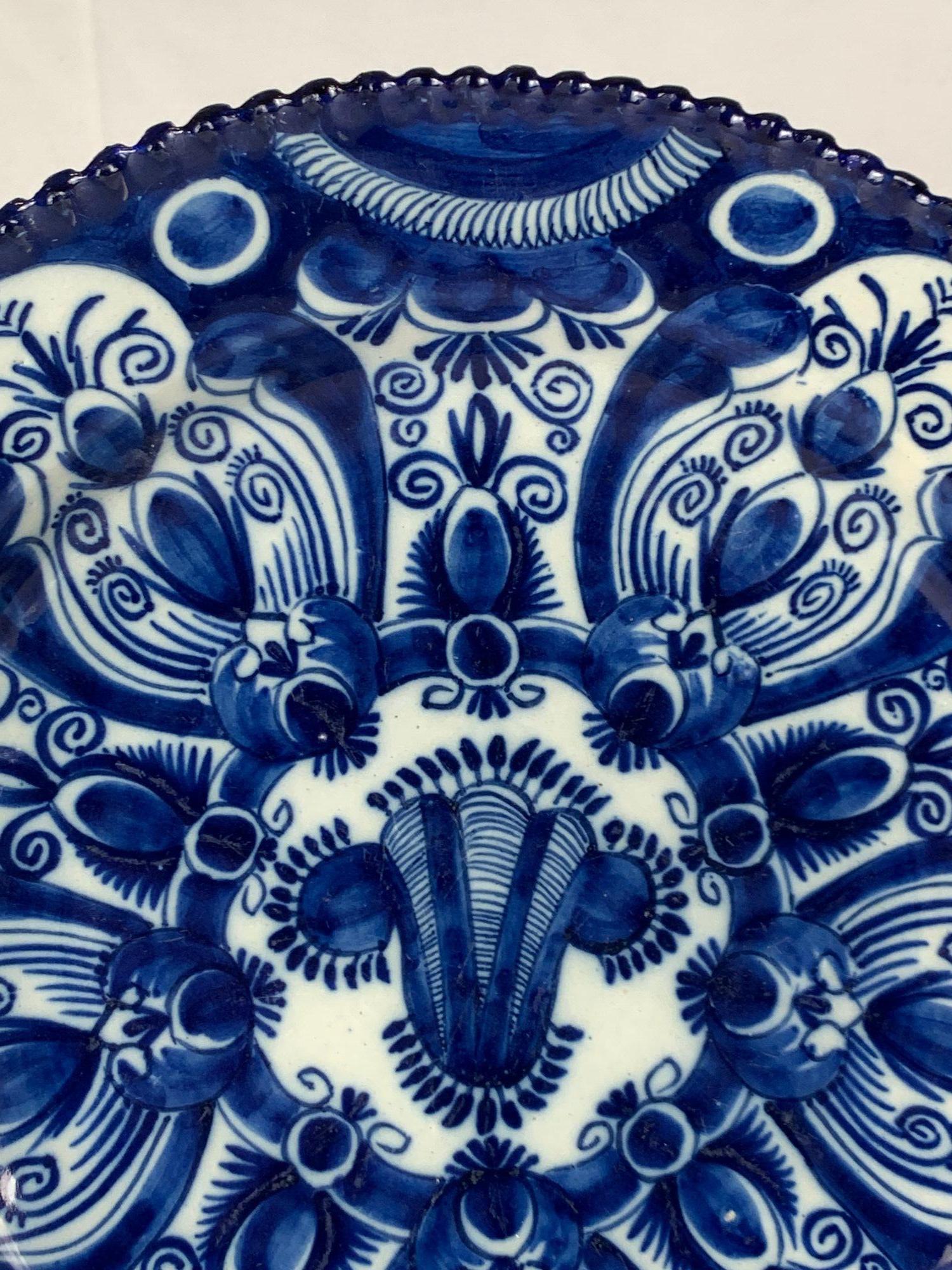 Peint à la main Assiette de présentation ancienne de Delft peinte à la main dans le blouson de De Vergulde 18ème siècle vers 1780 en vente