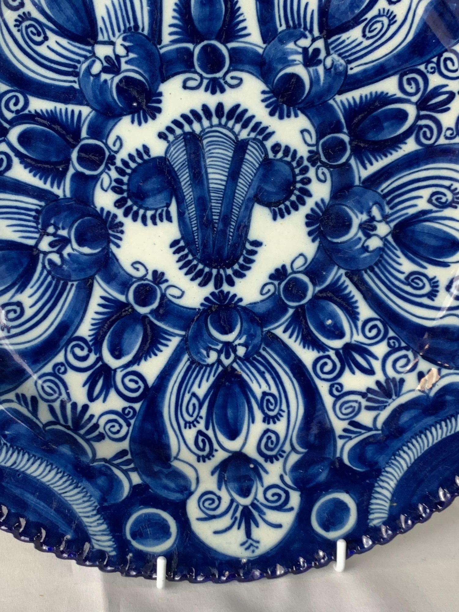Assiette de présentation ancienne de Delft peinte à la main dans le blouson de De Vergulde 18ème siècle vers 1780 Excellent état - En vente à Katonah, NY