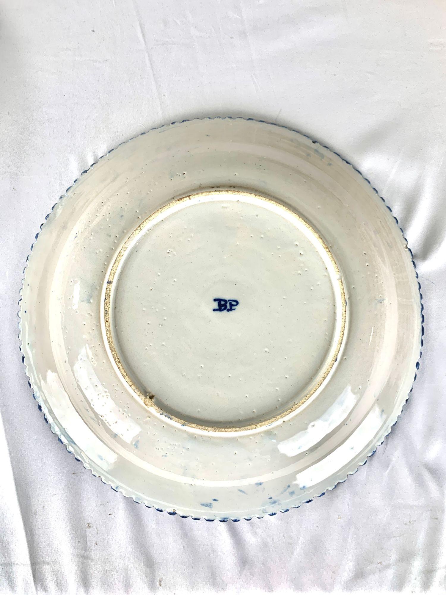 XVIIIe siècle Assiette de présentation ancienne de Delft peinte à la main dans le blouson de De Vergulde 18ème siècle vers 1780 en vente